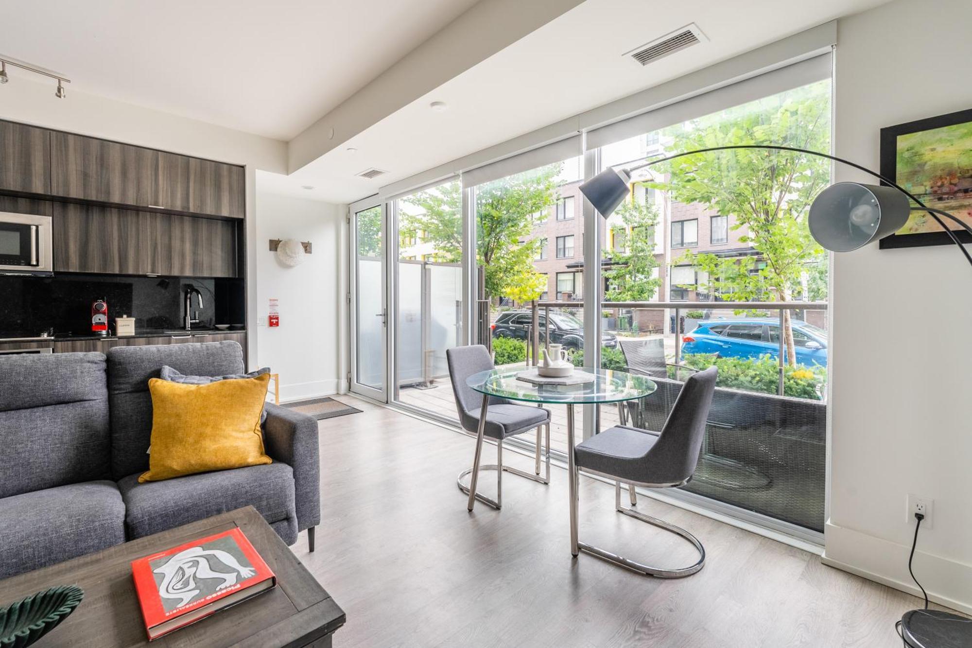 Spacious Corner Downtown Apartment Toronto
