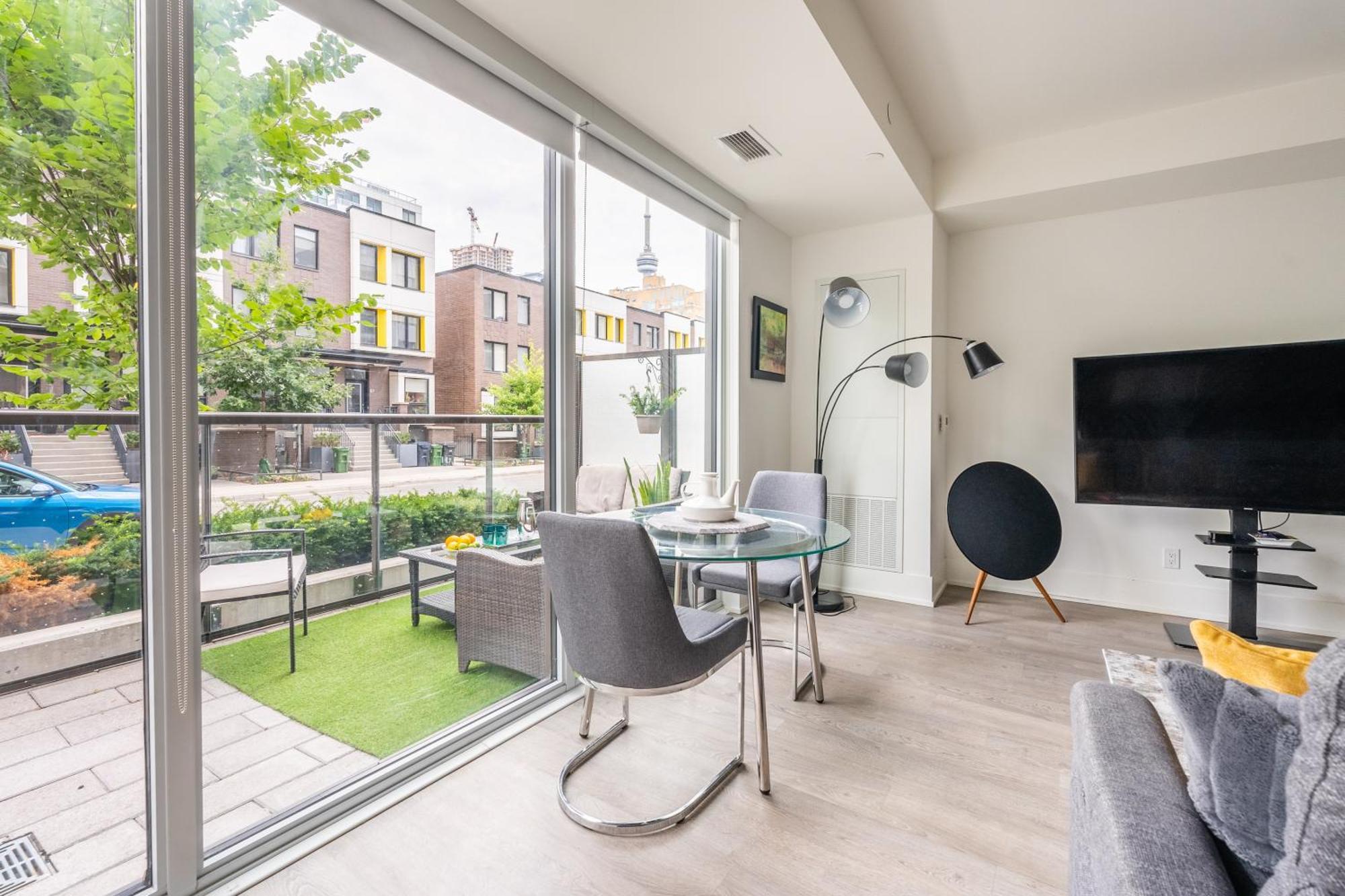Spacious Corner Downtown Apartment Toronto