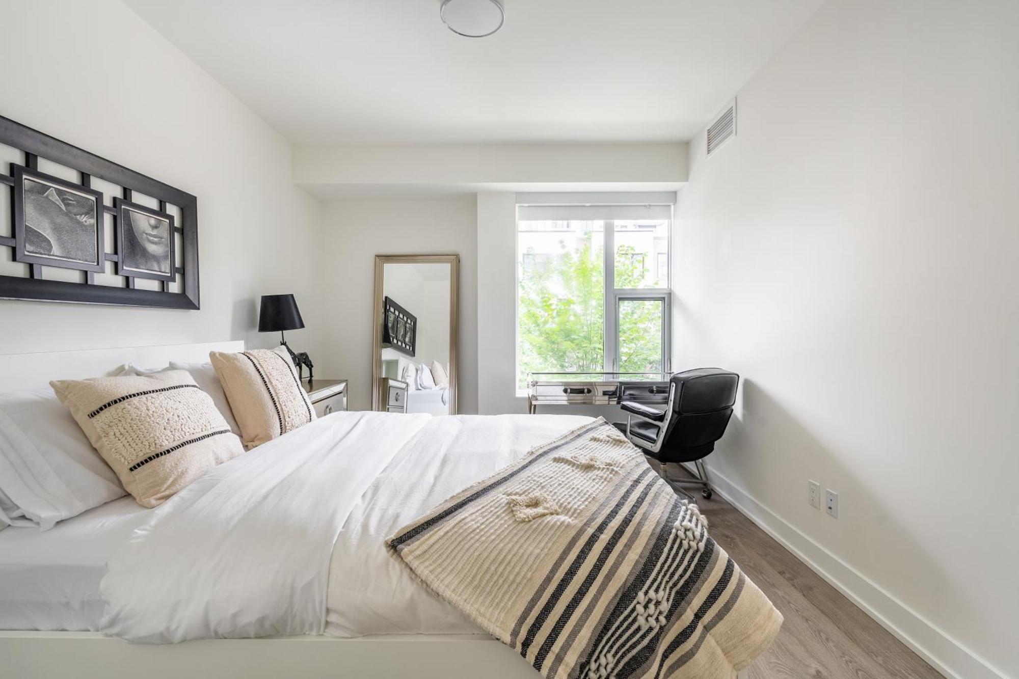 Apartment Spacious Corner Downtown *