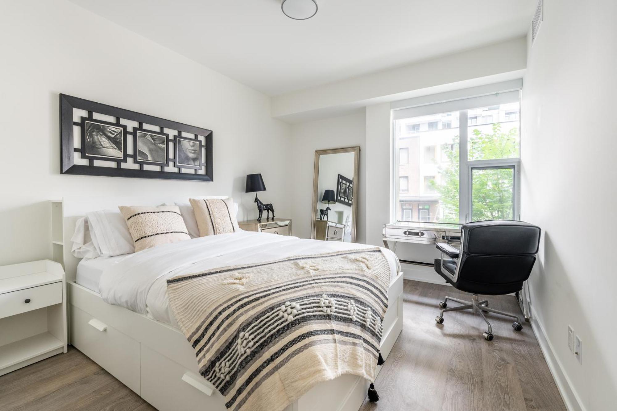 Apartment Spacious Corner Downtown