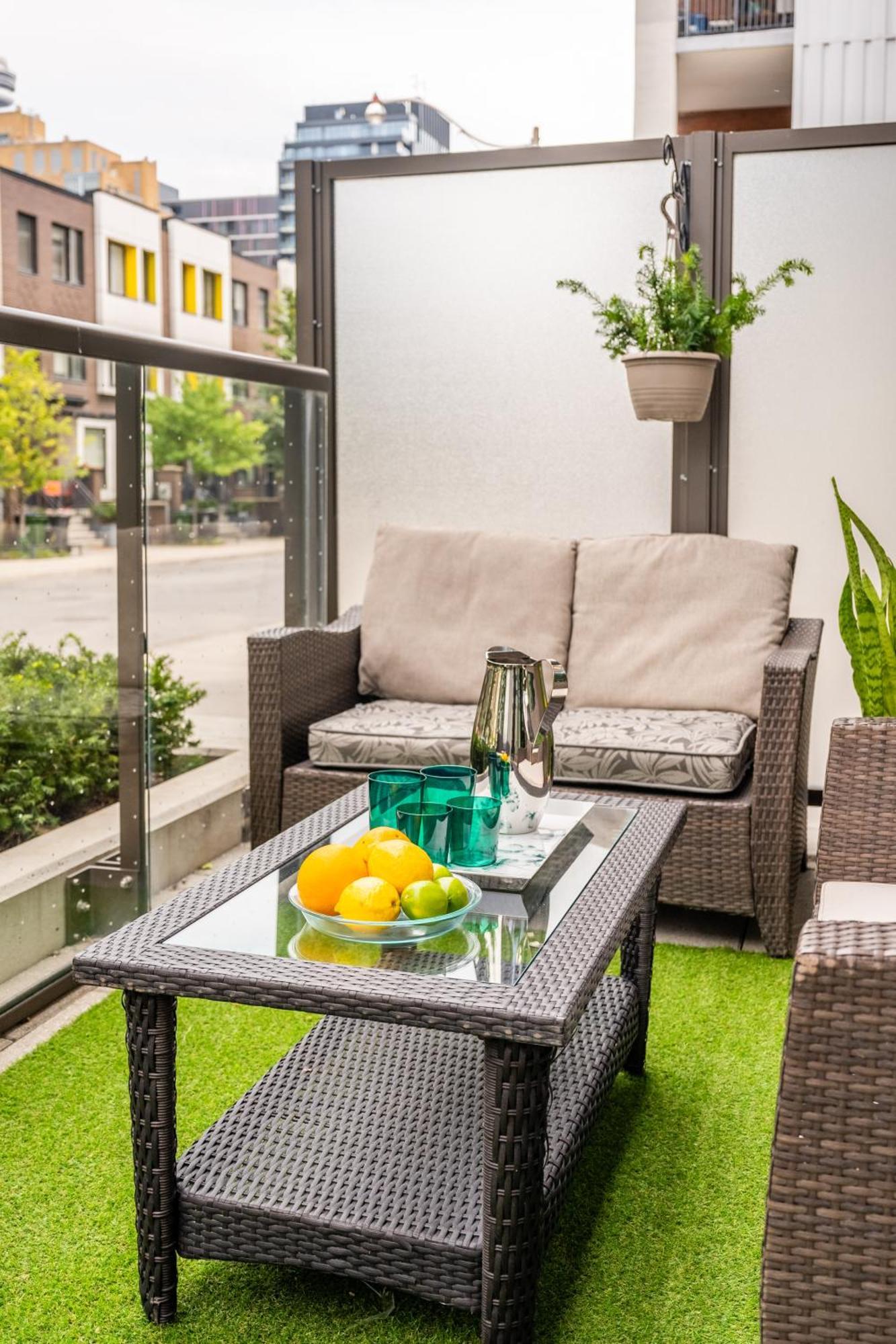 Spacious Corner Downtown *