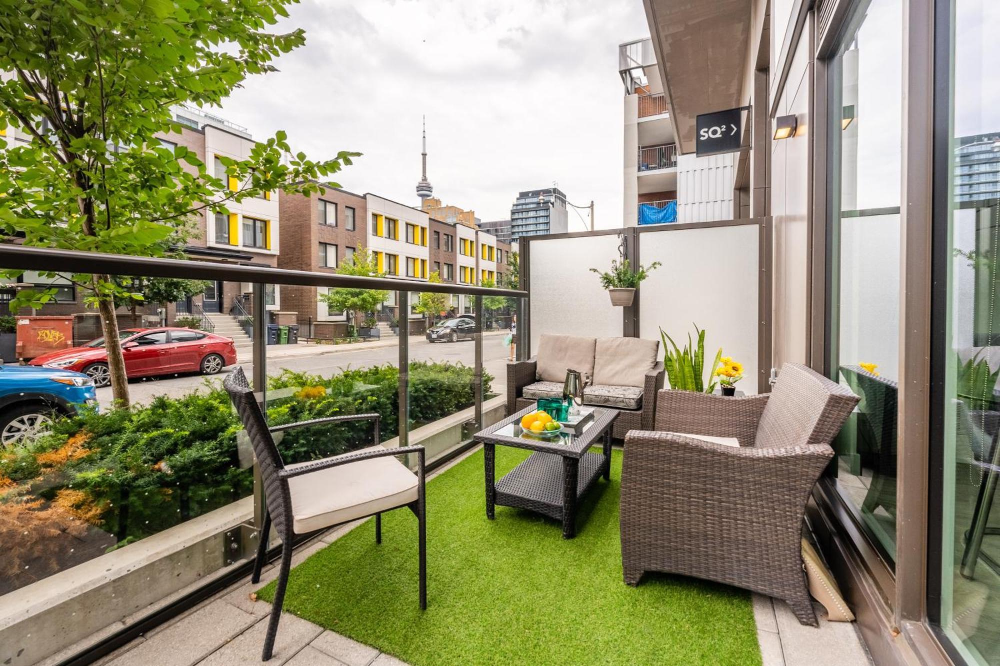Spacious Corner Downtown Apartment *