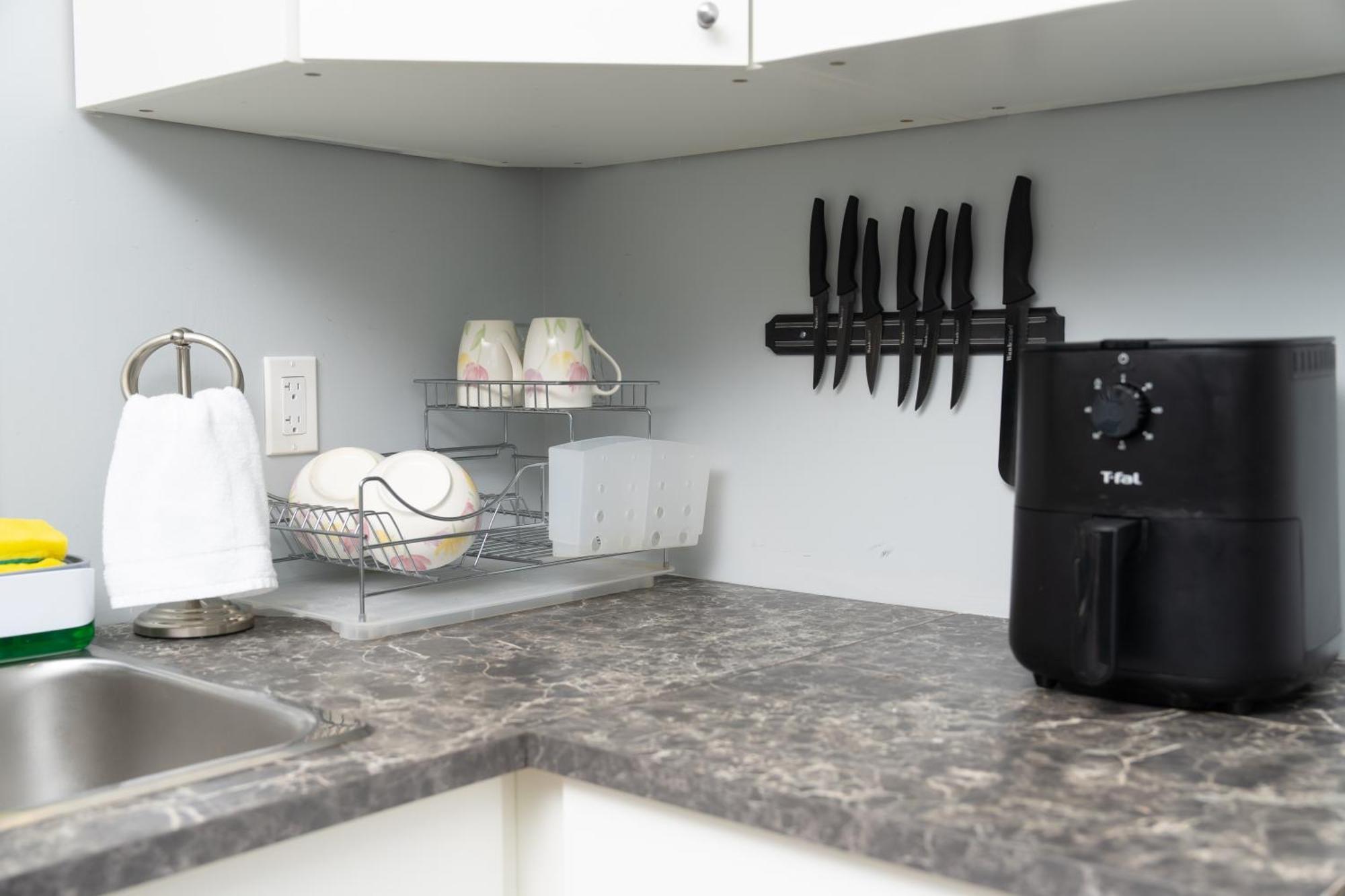 Close To Mall With Private Toilet, Free Wi-fi And Parking * Toronto