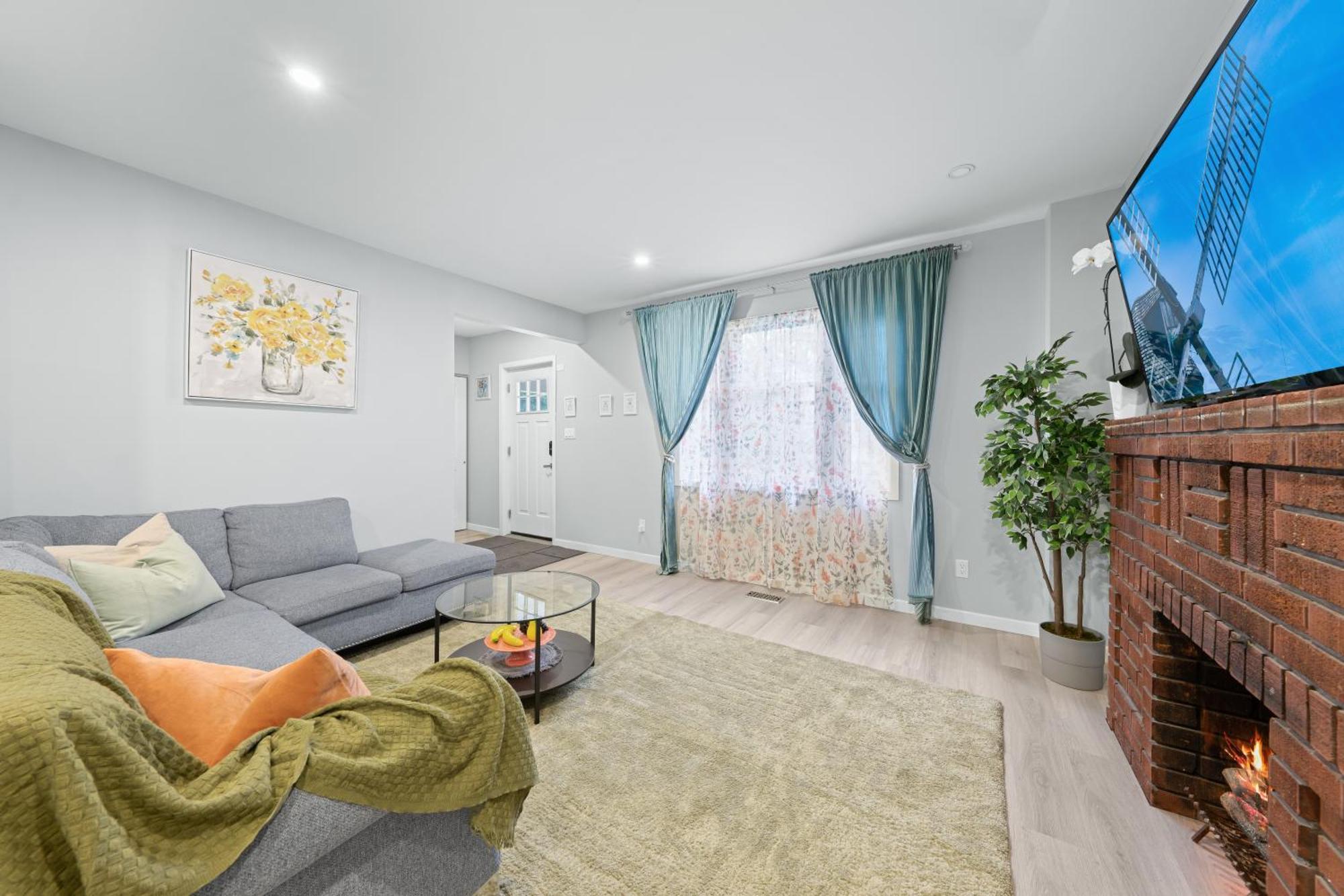 Close To Mall With Private Toilet, Free Wi-fi And Parking Toronto