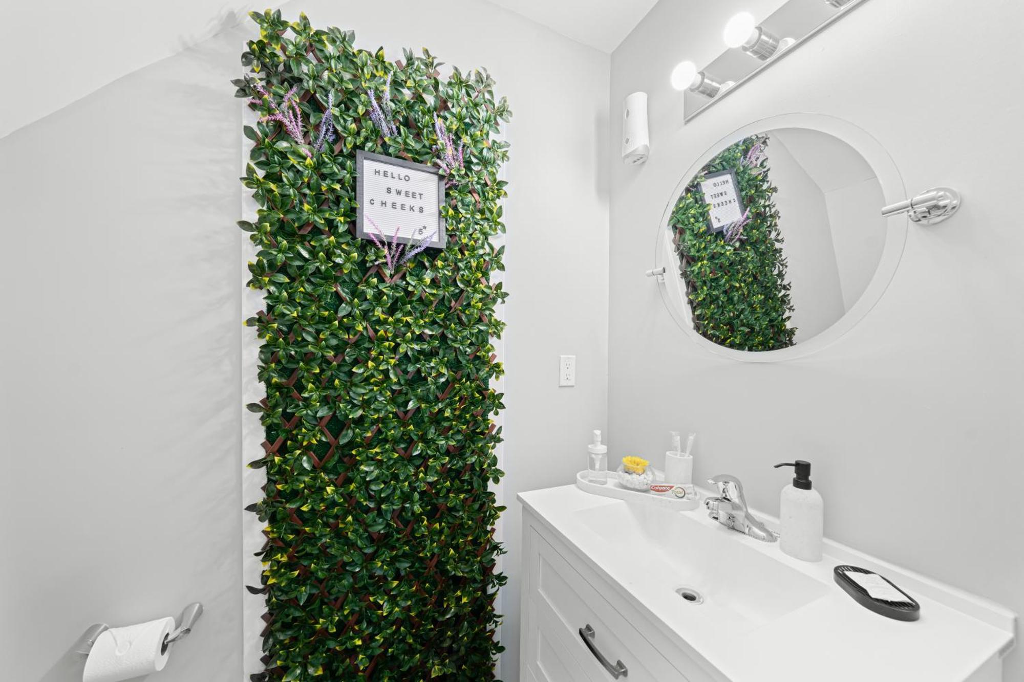 Close To Mall With Private Toilet, Free Wi-fi And Parking *