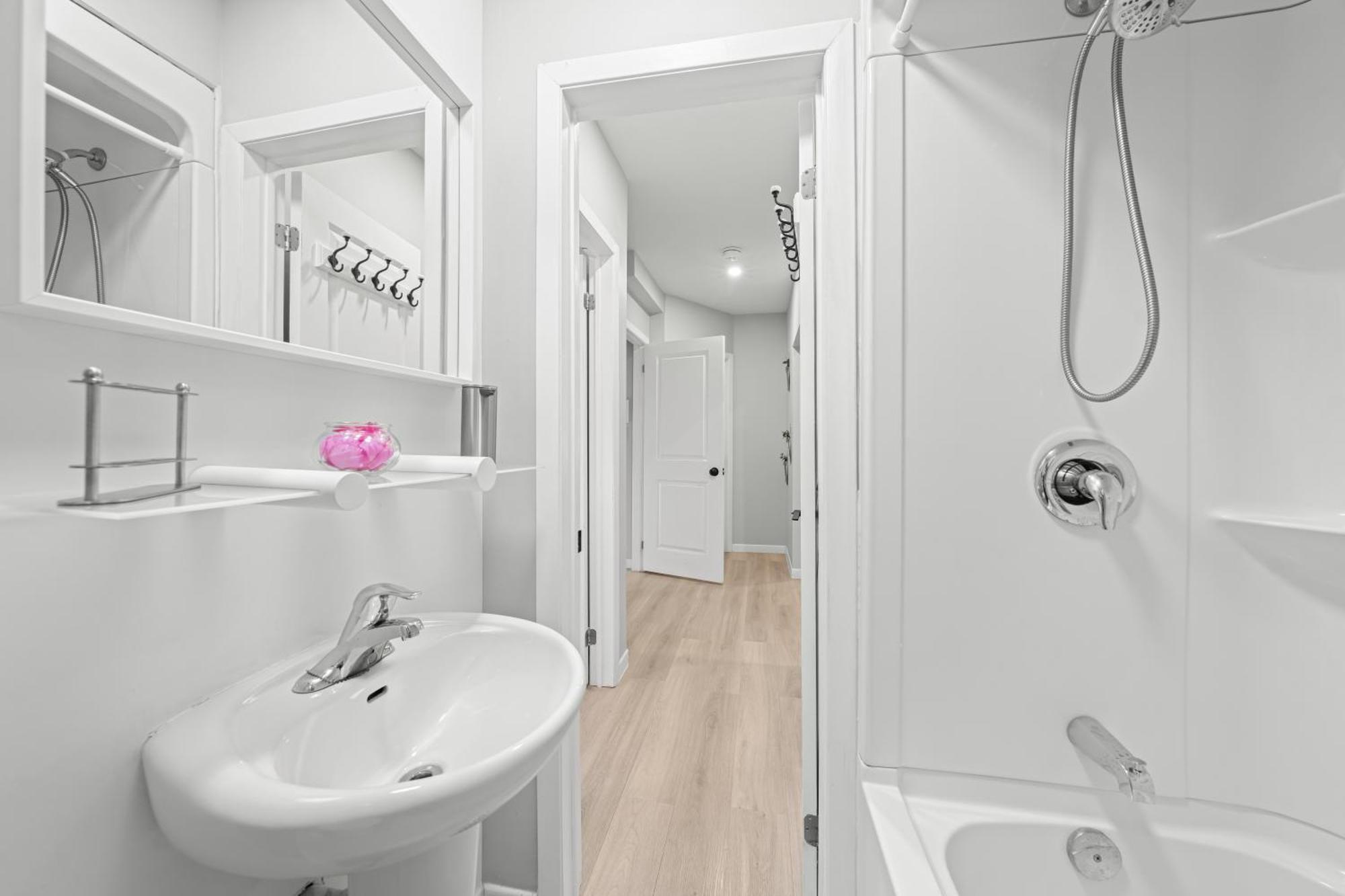 Close To Mall With Private Toilet, Free Wi-fi And Parking