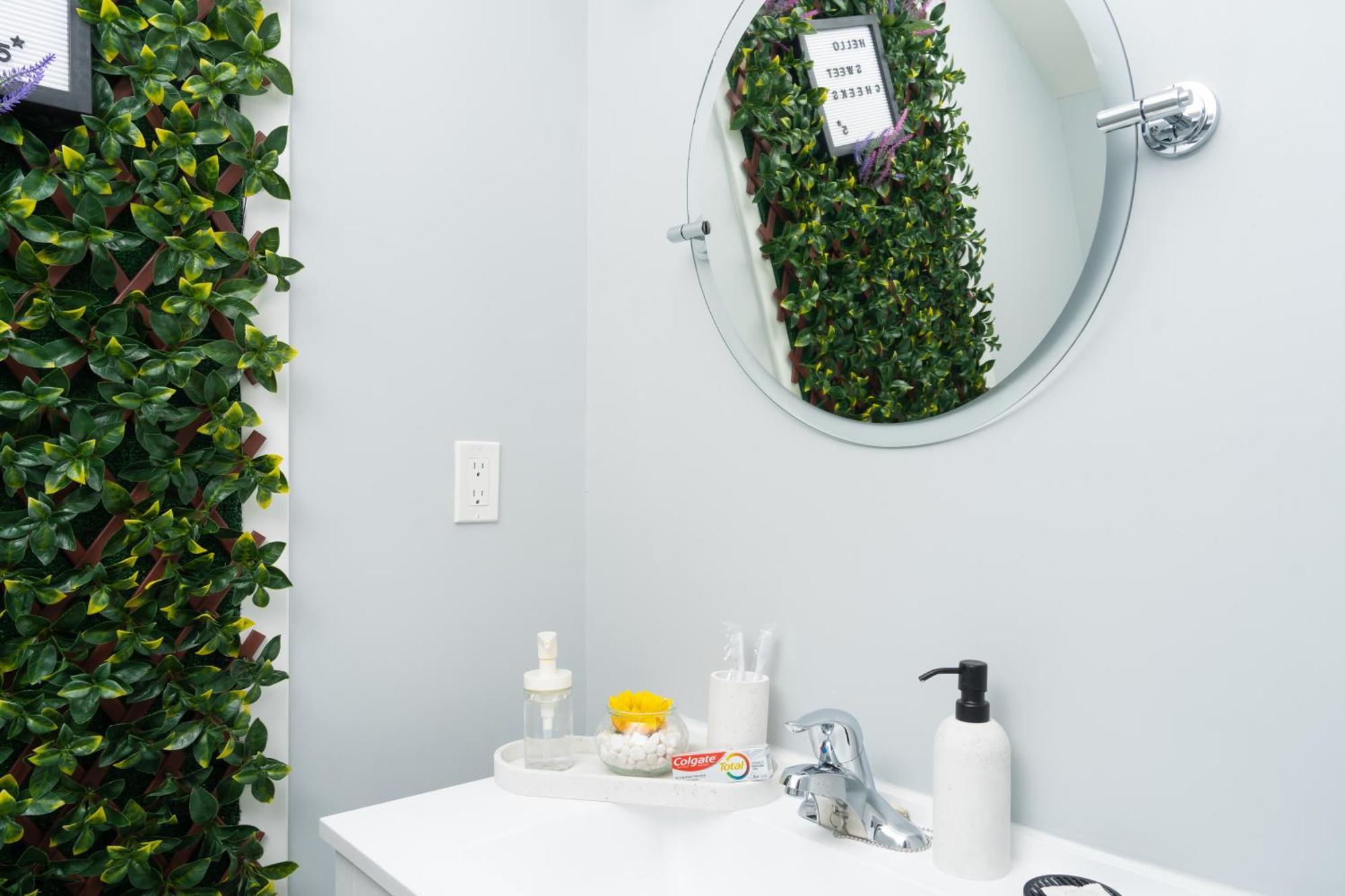 Close To Mall With Private Toilet, Free Wi-fi And Parking * Toronto