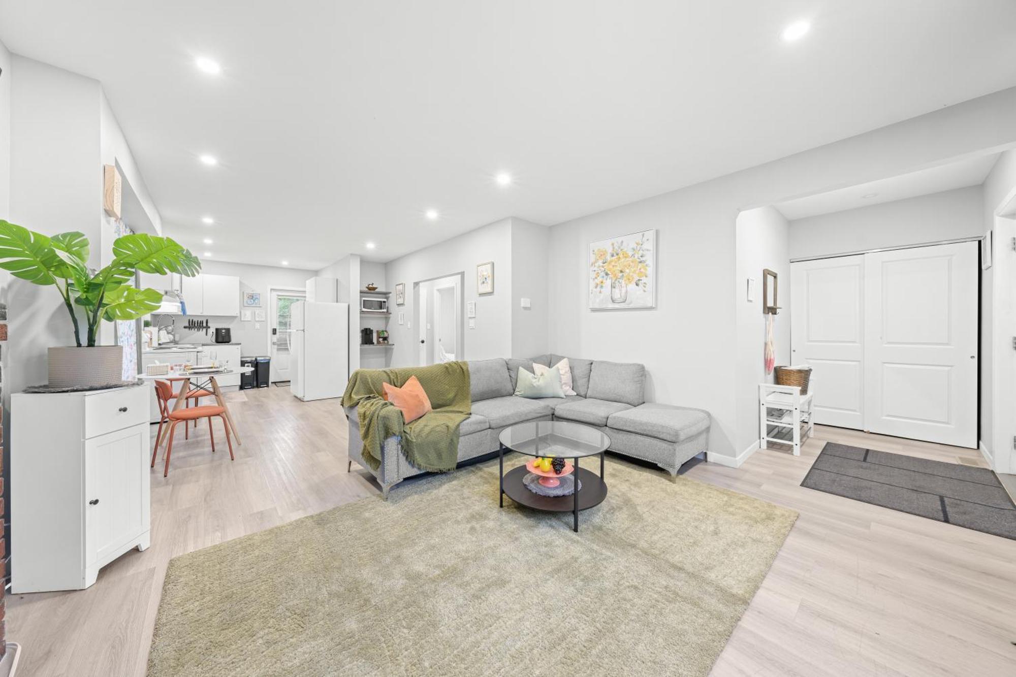 Close To Mall With Private Toilet, Free Wi-fi And Parking Toronto