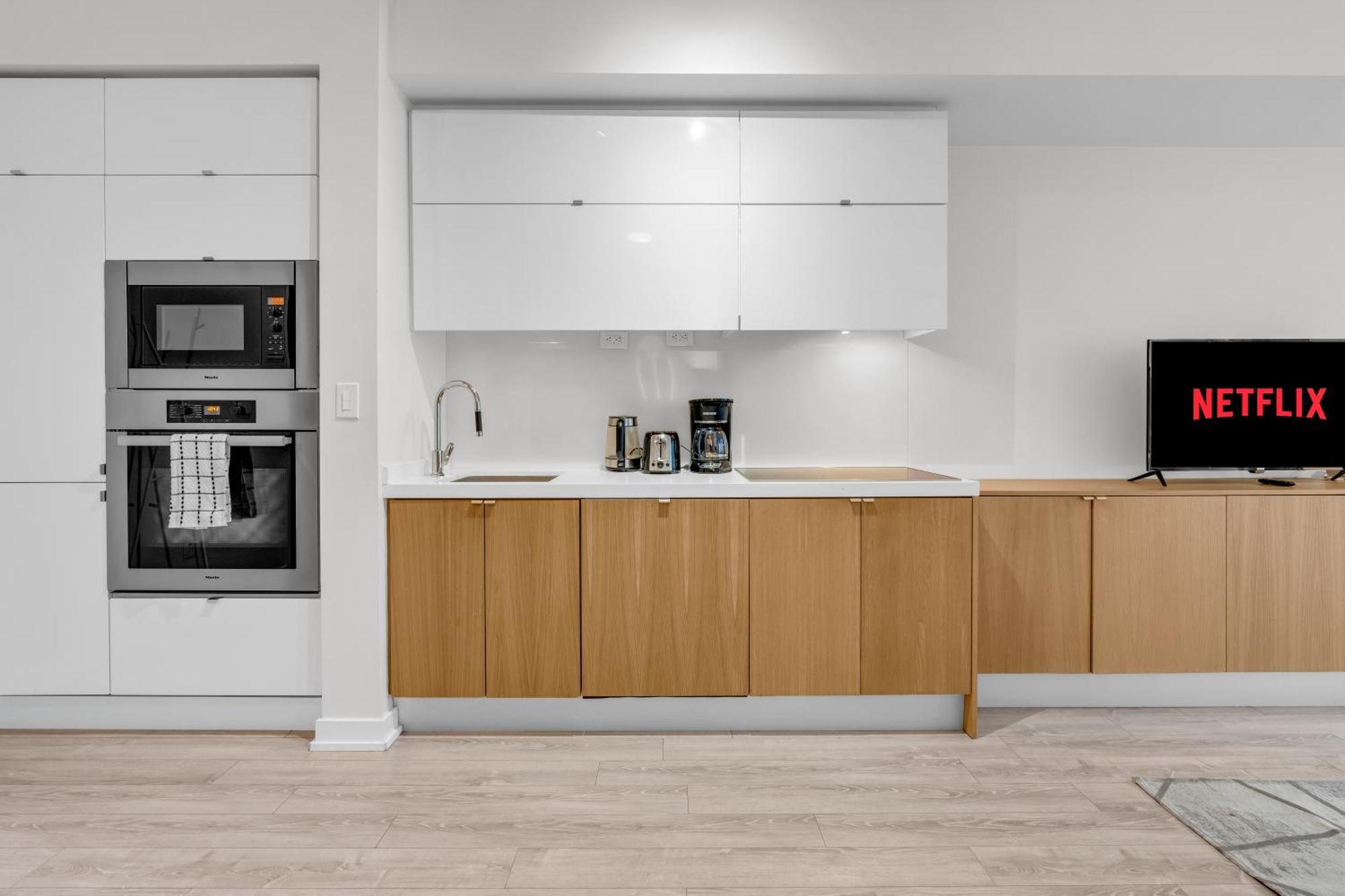 Apartment Spadina Modern