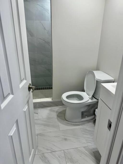 Cozy Studio Bsmt In Scarborough Central Toronto
