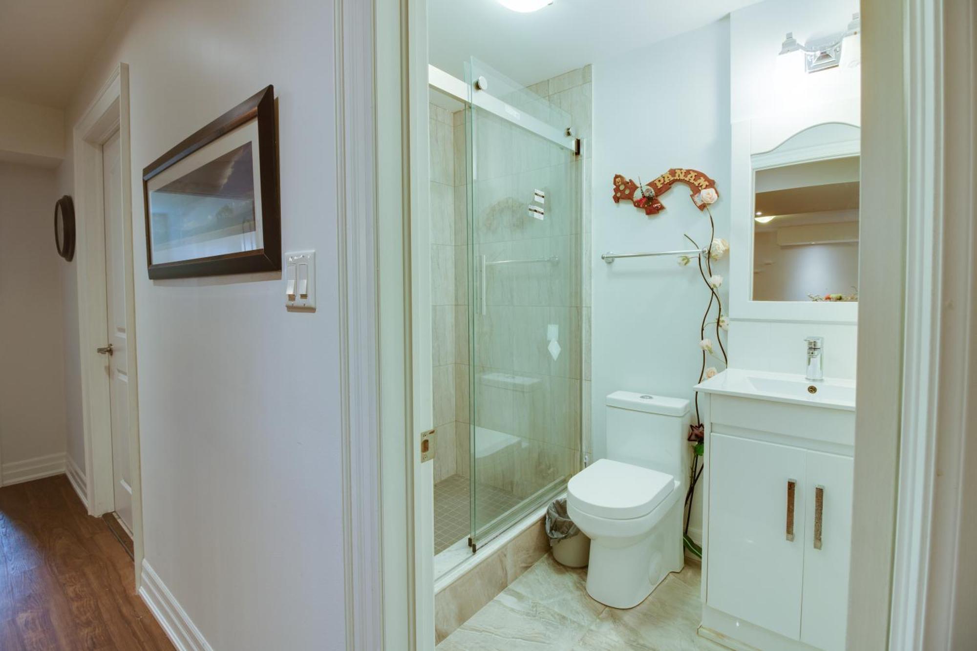 Apartment Large Unit With Free Parking, Wifi, 25 Minutes To Downtown *