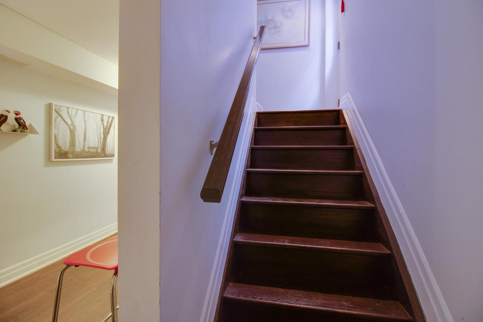 Large Unit With Free Parking, Wifi, 25 Minutes To Downtown Apartment
