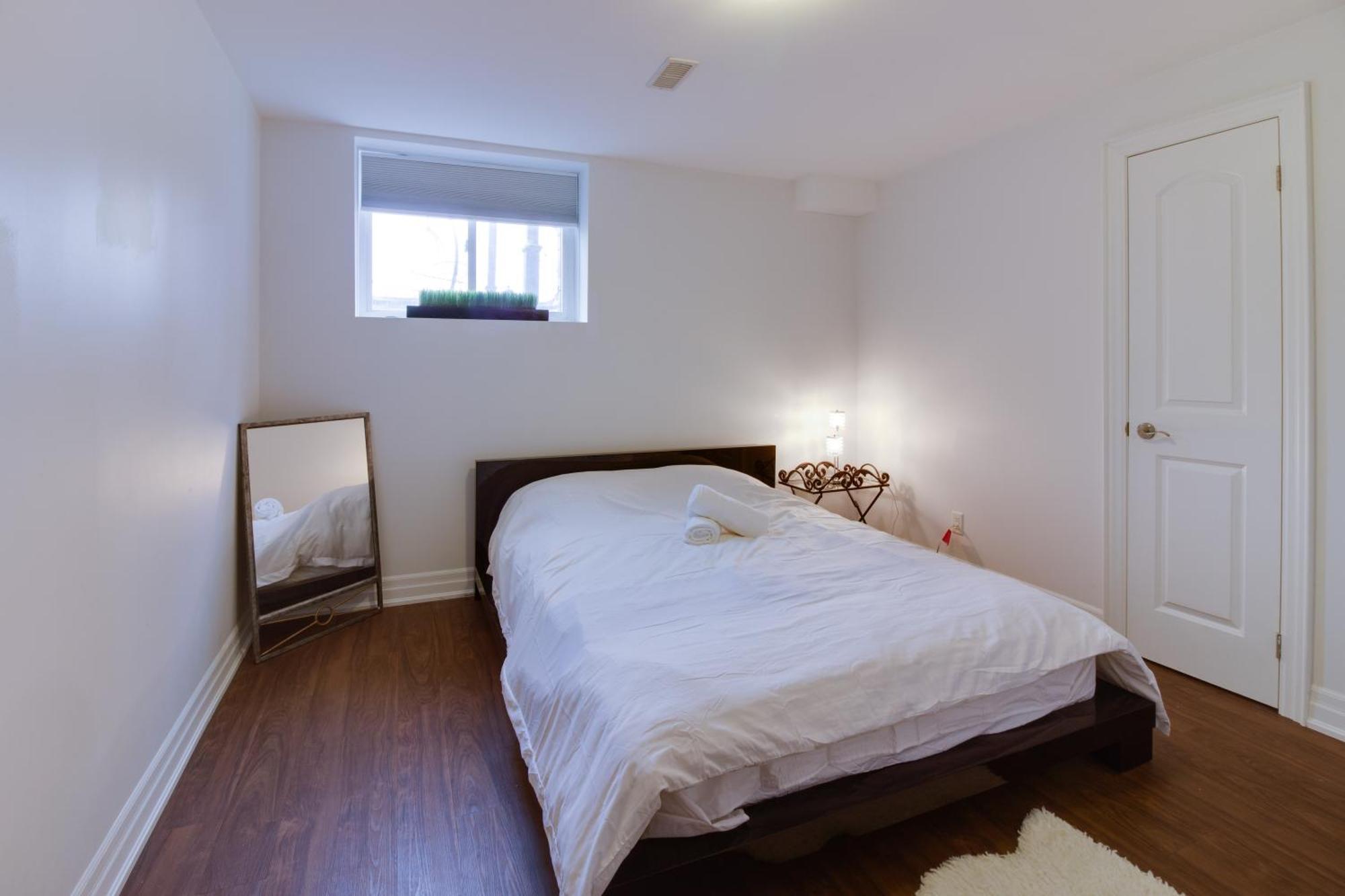Large Unit With Free Parking, Wifi, 25 Minutes To Downtown Apartment Toronto