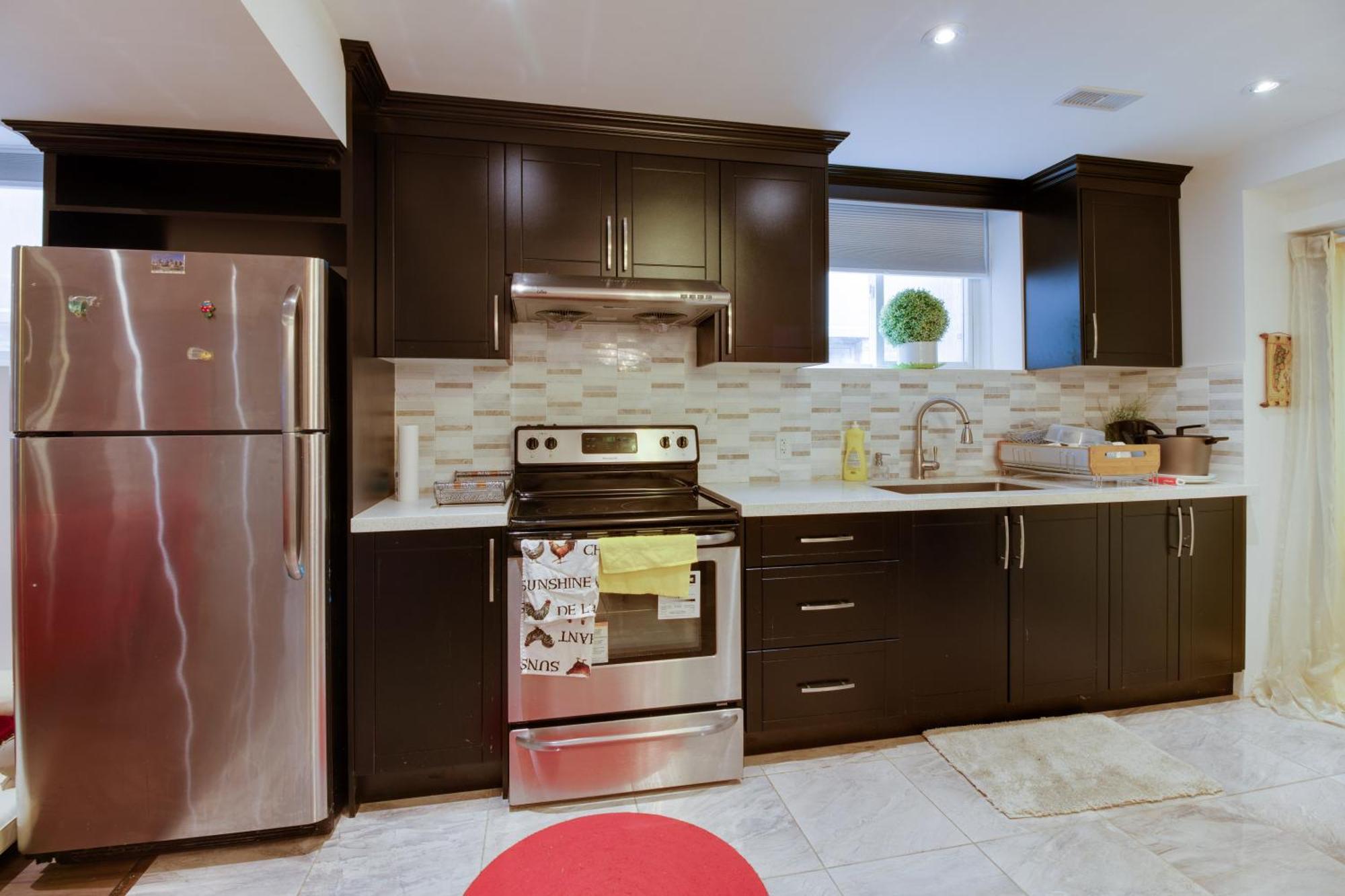 Large Unit With Free Parking, Wifi, 25 Minutes To Downtown *