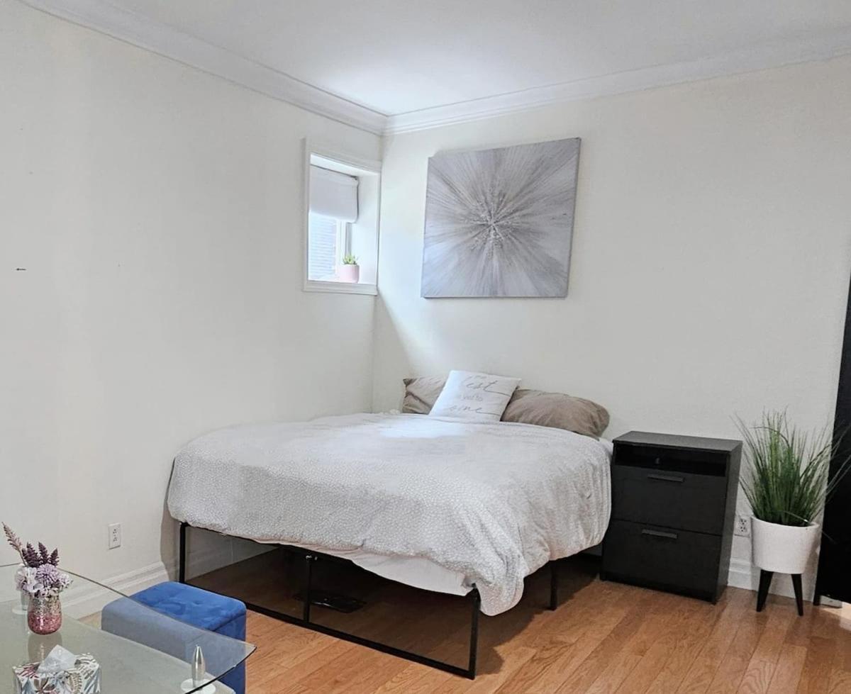 Apartment Mins Walk To Trinity Bellwood Park From Your Downtown Toronto