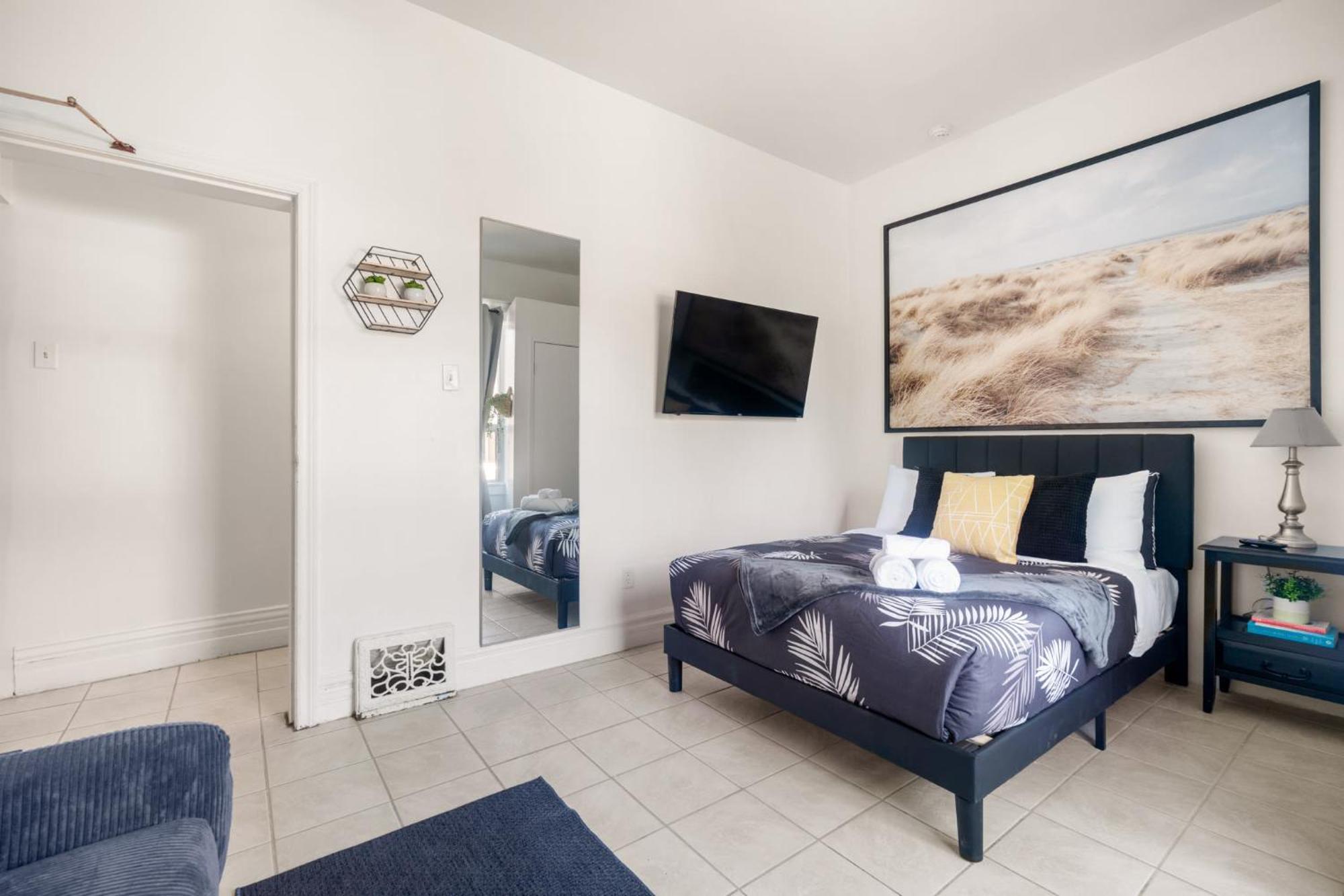 Inn Bedroom In The Corso Italia Neighbourhood *