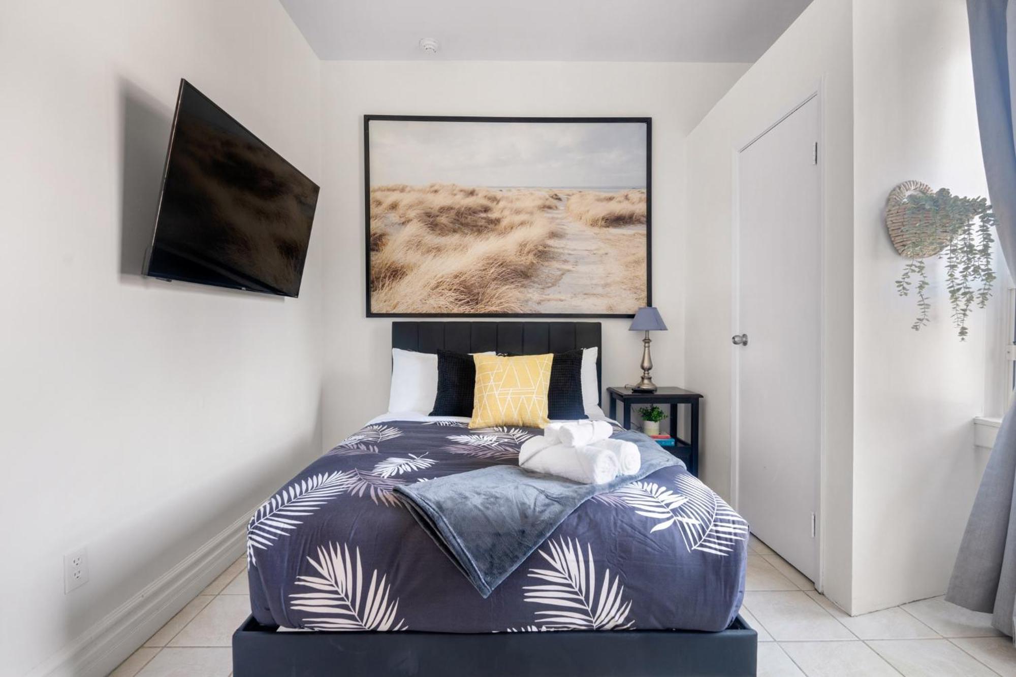 Inn Bedroom In The Corso Italia Neighbourhood *