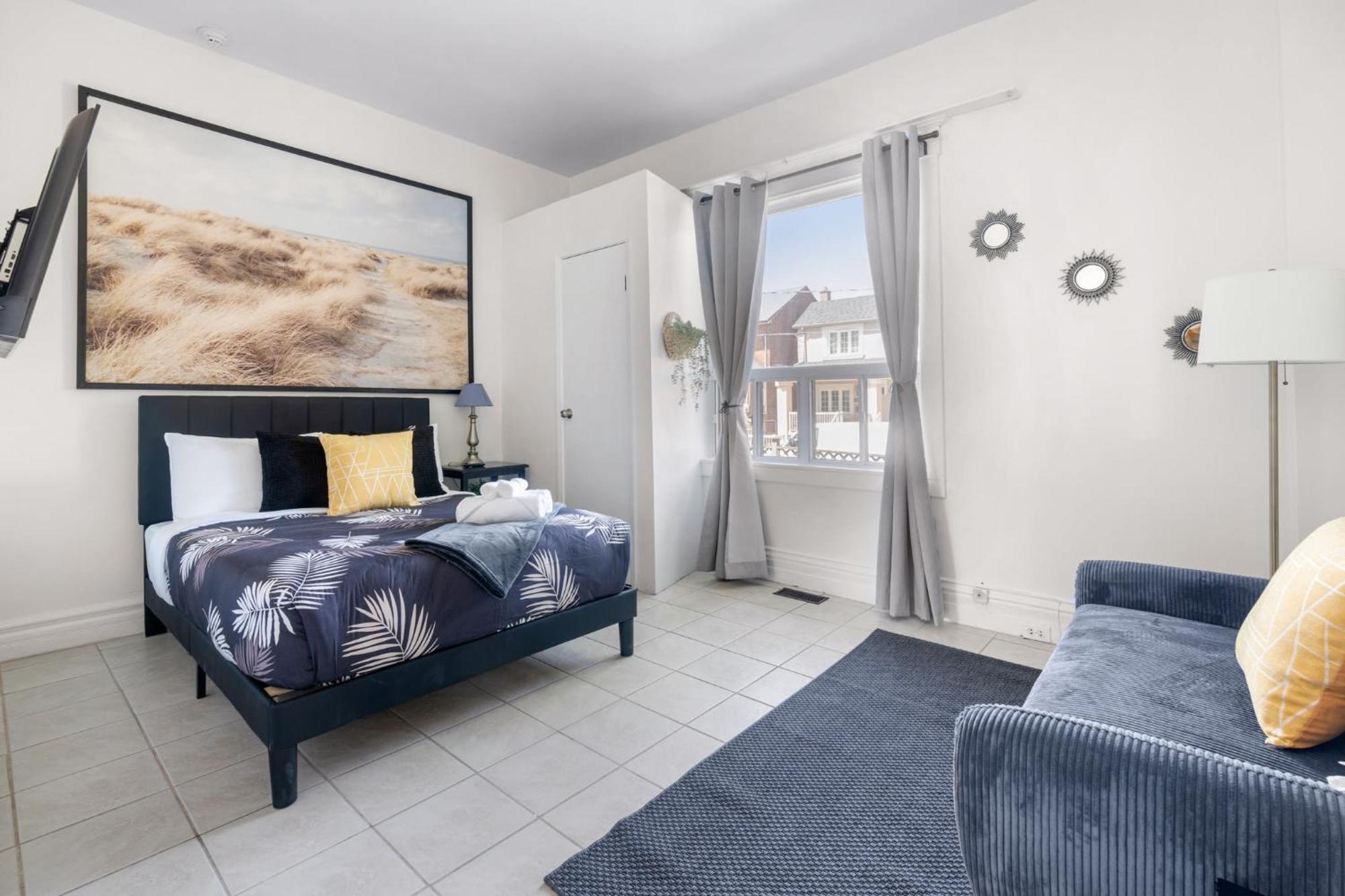 Inn Bedroom In The Corso Italia Neighbourhood *
