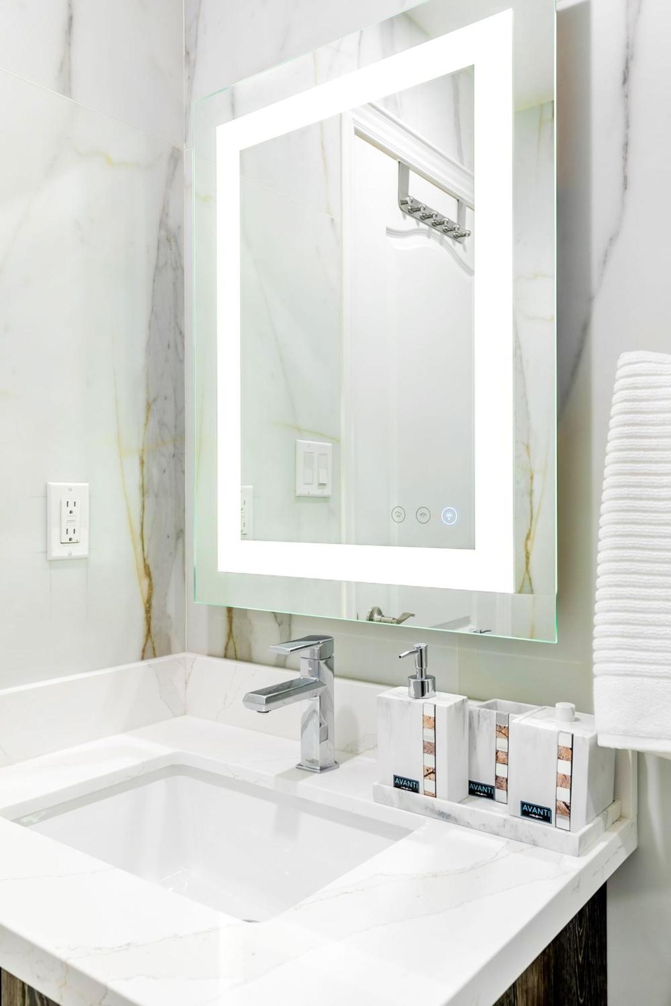 Modern Pet-friendly Chinatown Holiday home Toronto