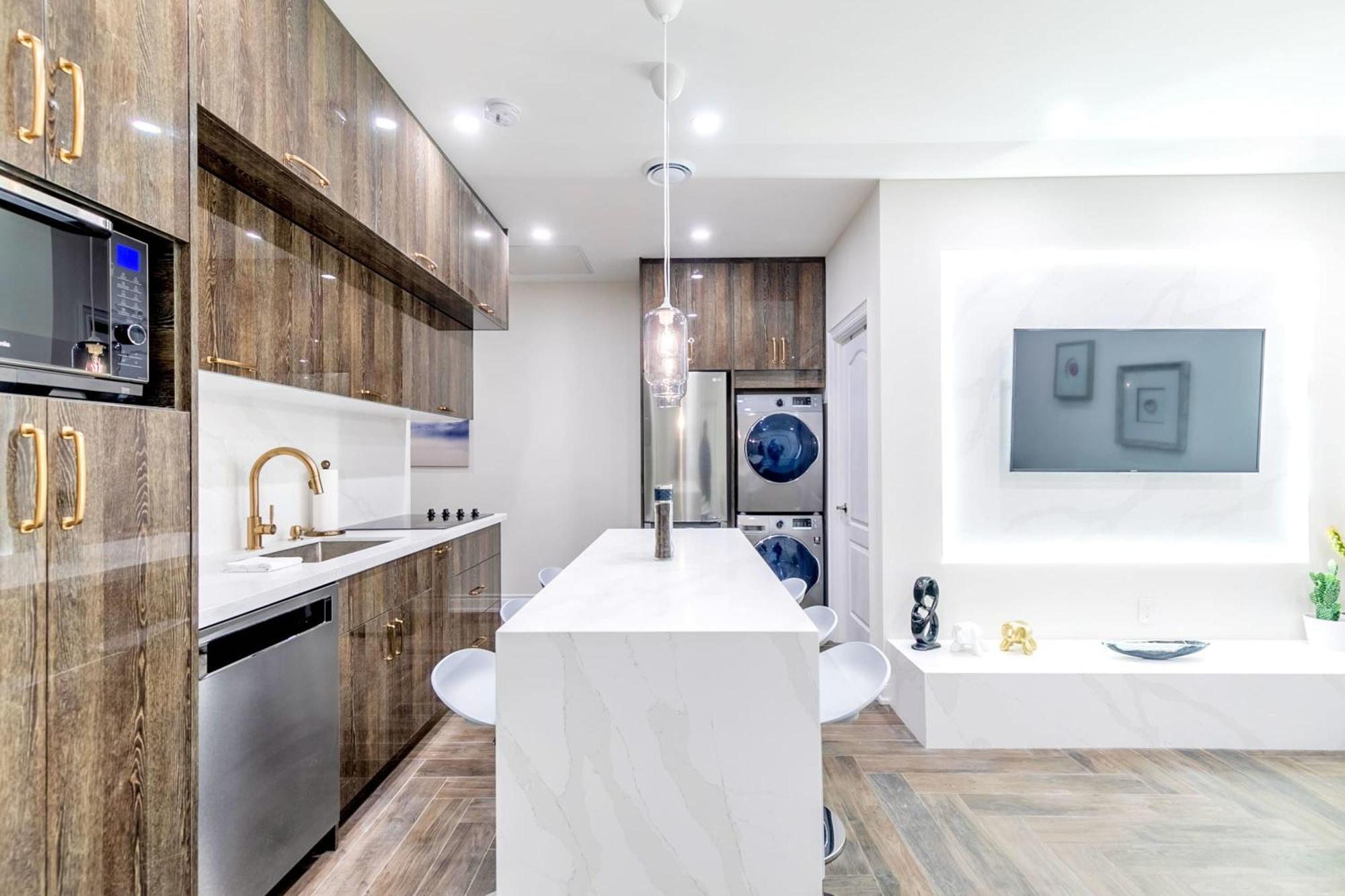 Modern Pet-friendly Chinatown Holiday home Toronto