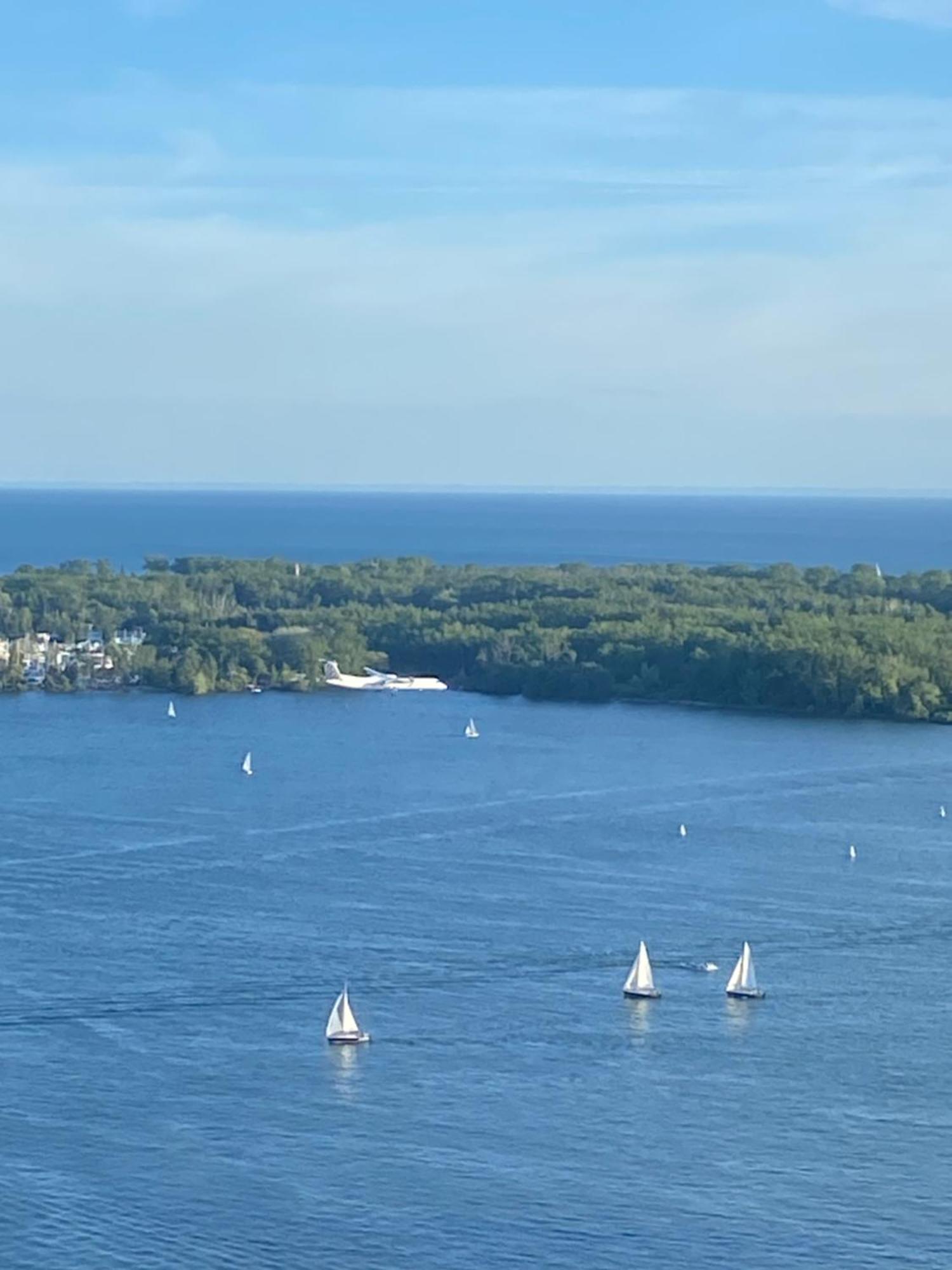 Million Dollar Lake-view - Harbourfront Spacious 2 Bedroom- 2 Bathroom Across The Lake With Stunning Lake View With Free Parking!