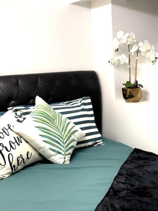 Apartment Vintage 2 Bed 2 Bath Distillery District *
