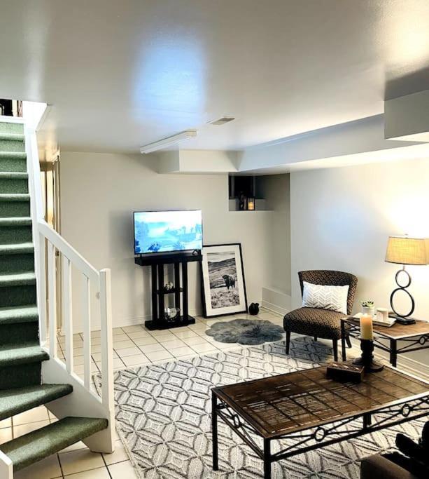 Vintage 2 Bed 2 Bath Distillery District Apartment *