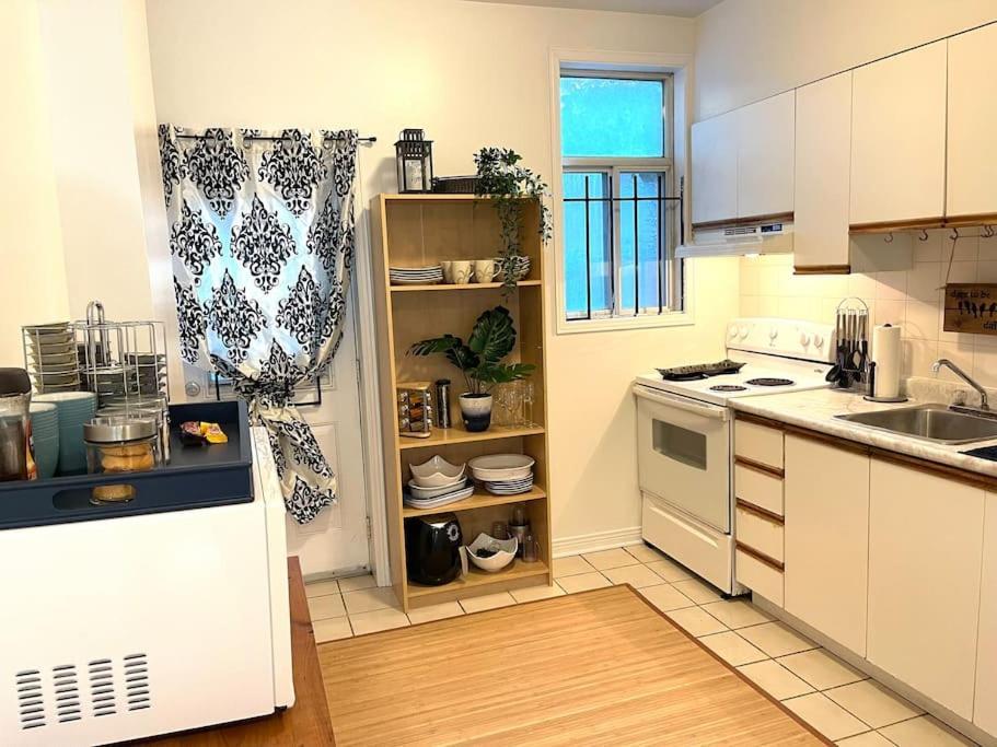 Vintage 2 Bed 2 Bath Distillery District Apartment *