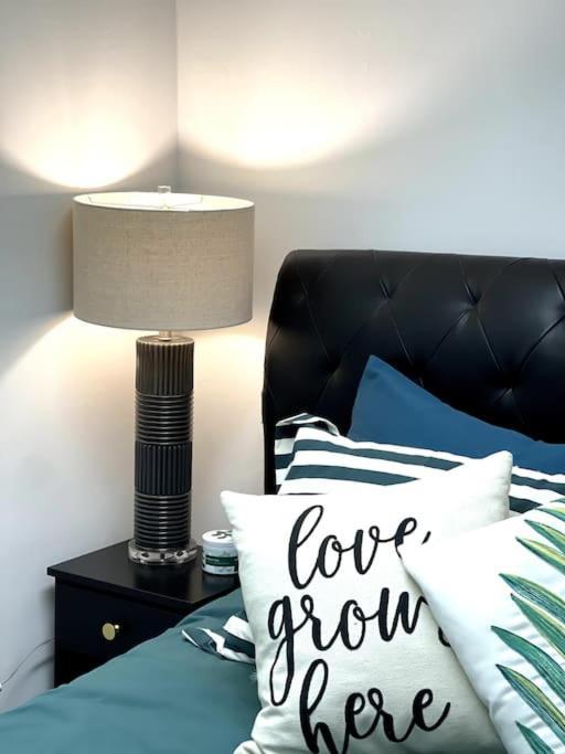 Apartment Vintage 2 Bed 2 Bath Distillery District *