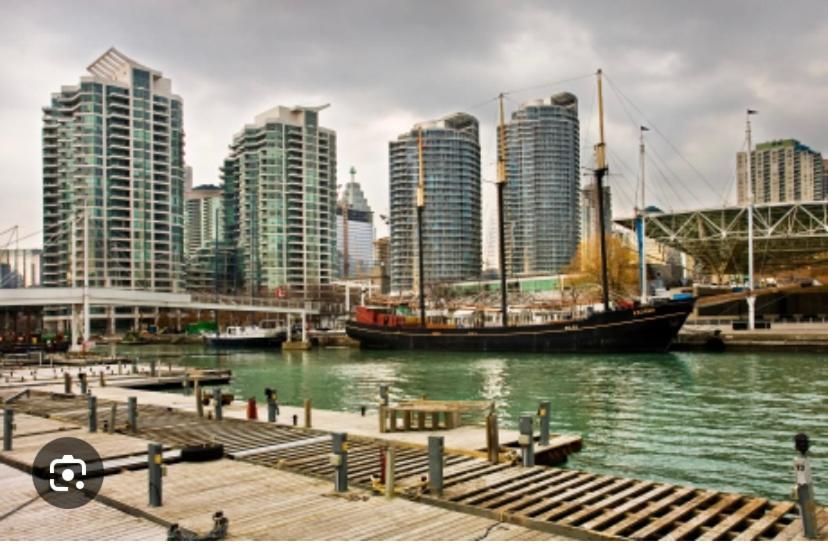 Million Dollar Lake-view - Harbourfront Spacious 2 Bedroom- 2 Bathroom Across The Lake With Stunning Lake View With Free Parking! * Toronto