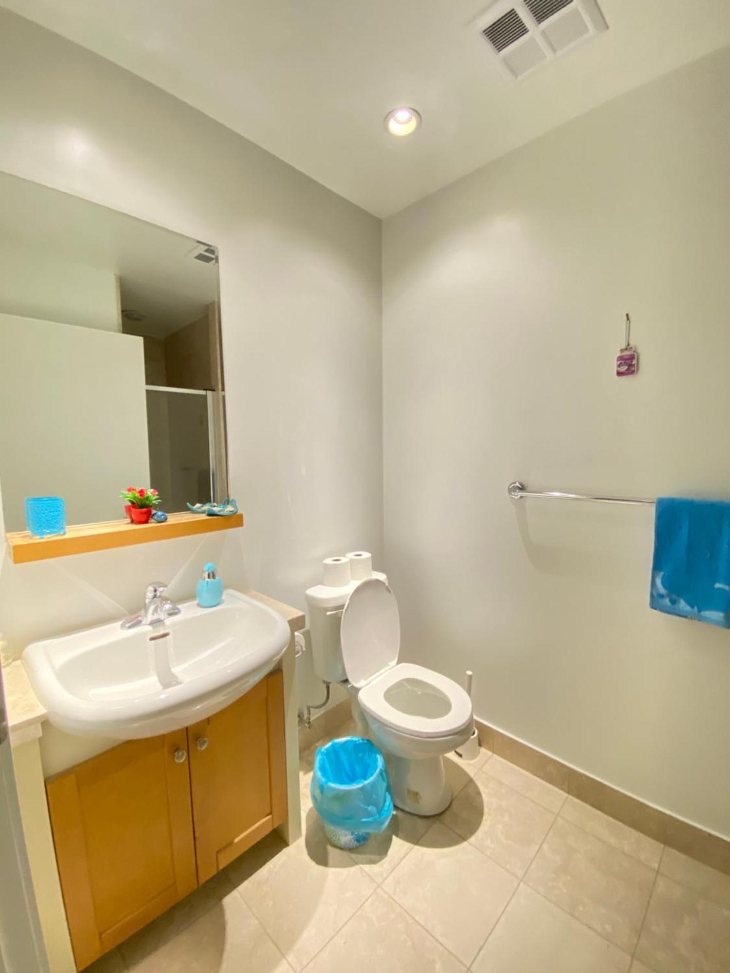 Million Dollar Lake-view - Harbourfront Spacious 2 Bedroom- 2 Bathroom Across The Lake With Stunning Lake View With Free Parking! *