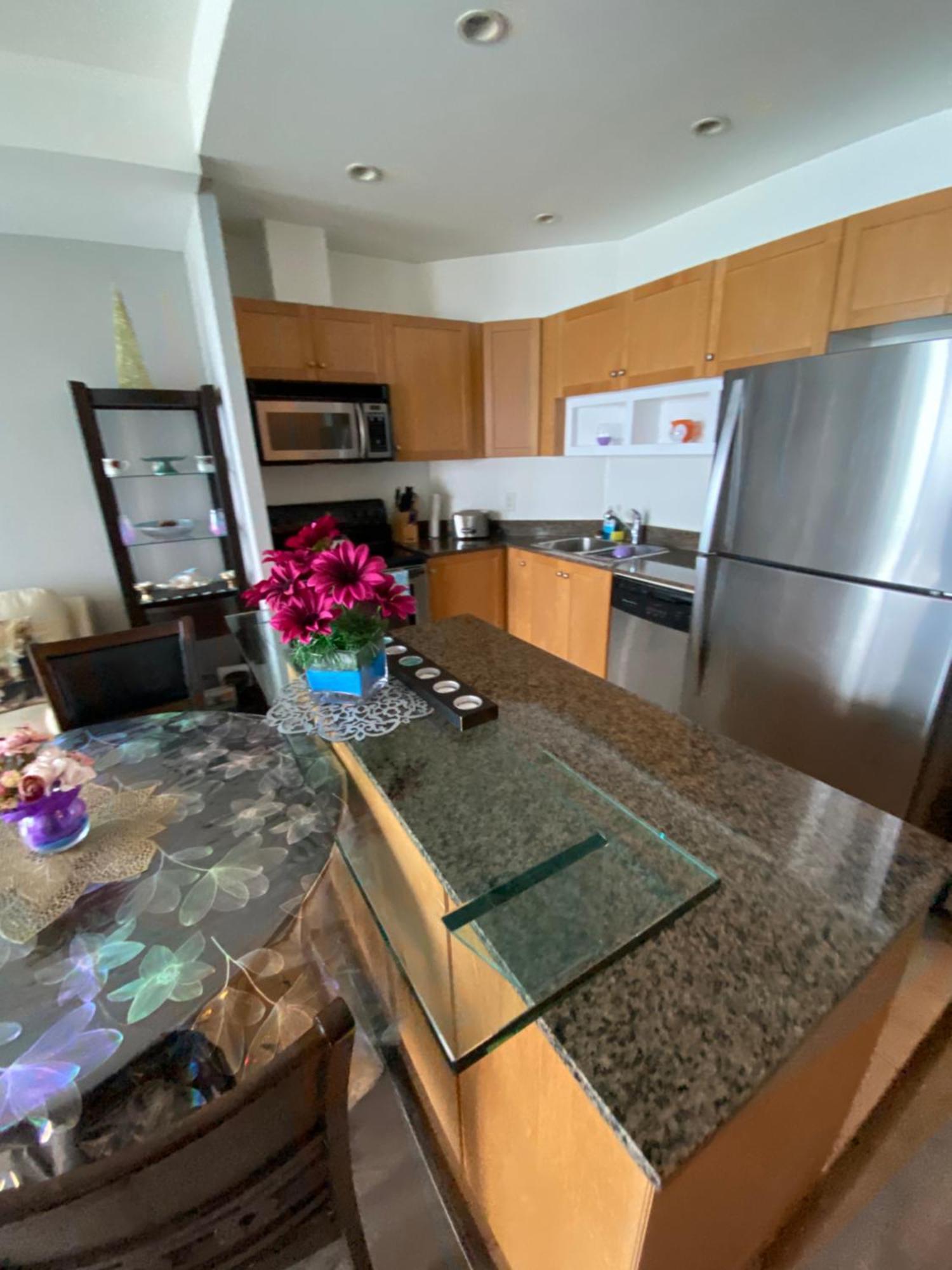 Apartment Million Dollar Lake-view - Harbourfront Spacious 2 Bedroom- 2 Bathroom Across The Lake With Stunning Lake View With Free Parking!