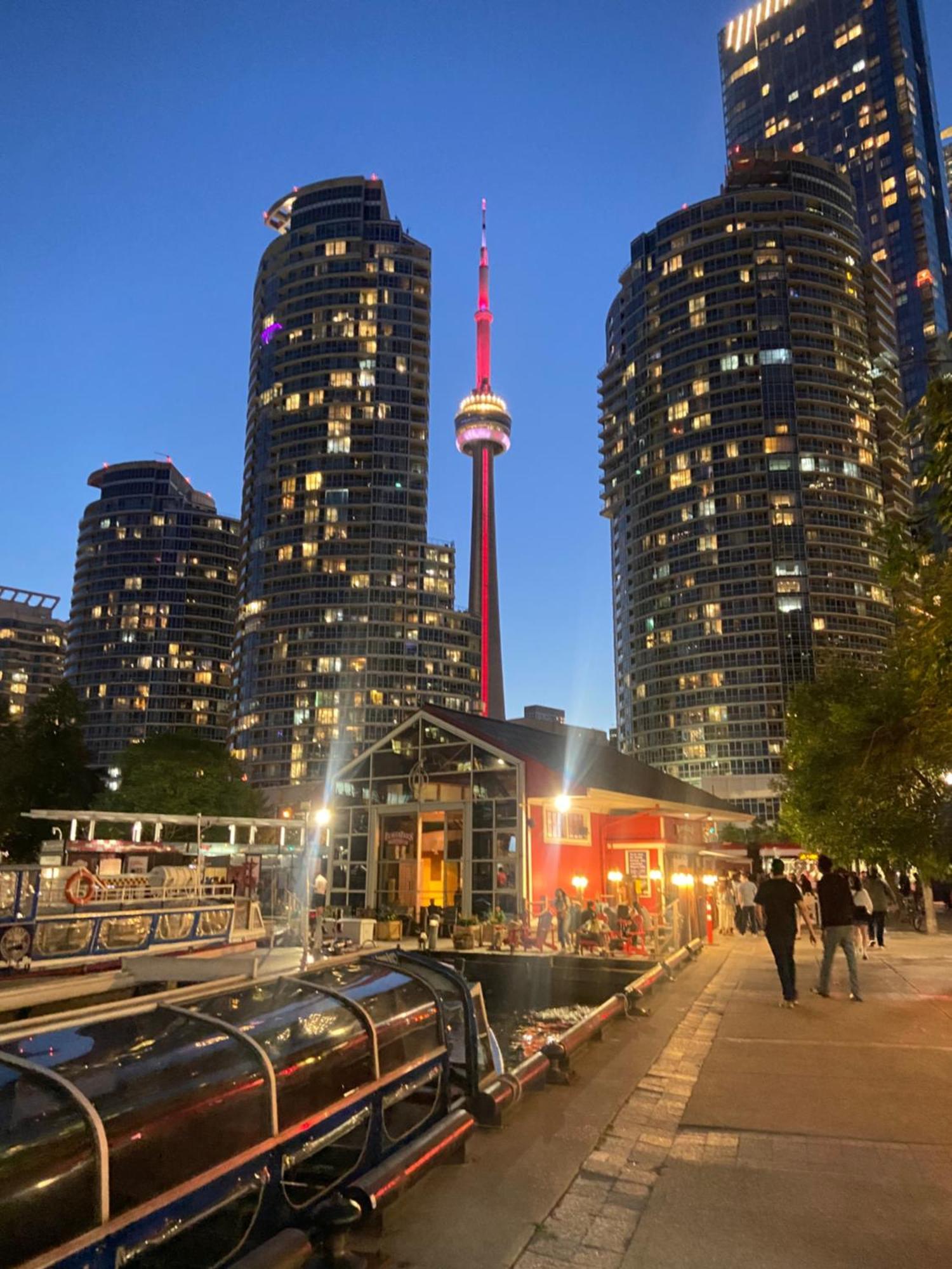 Apartment Million Dollar Lake-view - Harbourfront Spacious 2 Bedroom- 2 Bathroom Across The Lake With Stunning Lake View With Free Parking! *