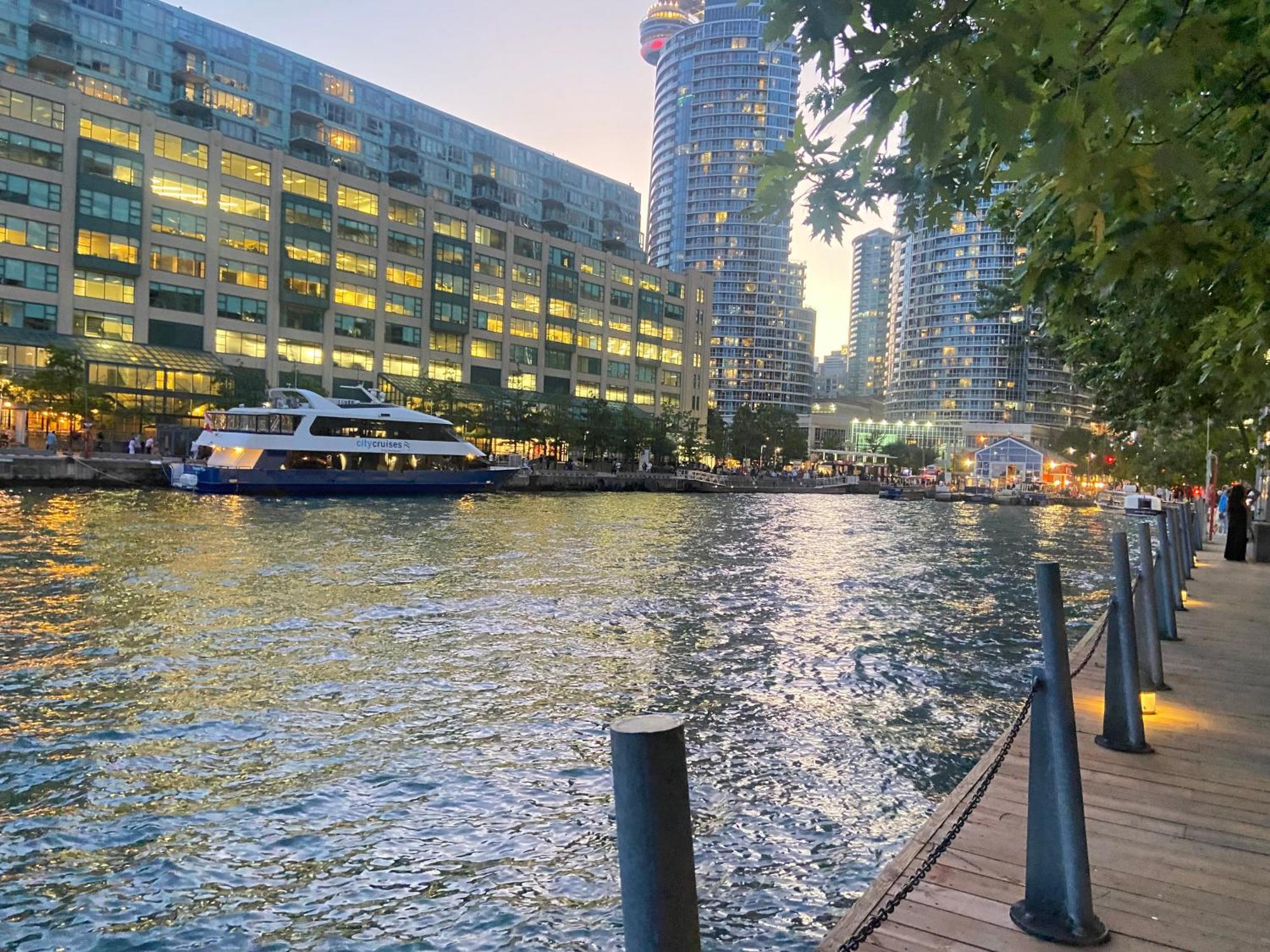 Million Dollar Lake-view - Harbourfront Spacious 2 Bedroom- 2 Bathroom Across The Lake With Stunning Lake View With Free Parking! * Toronto