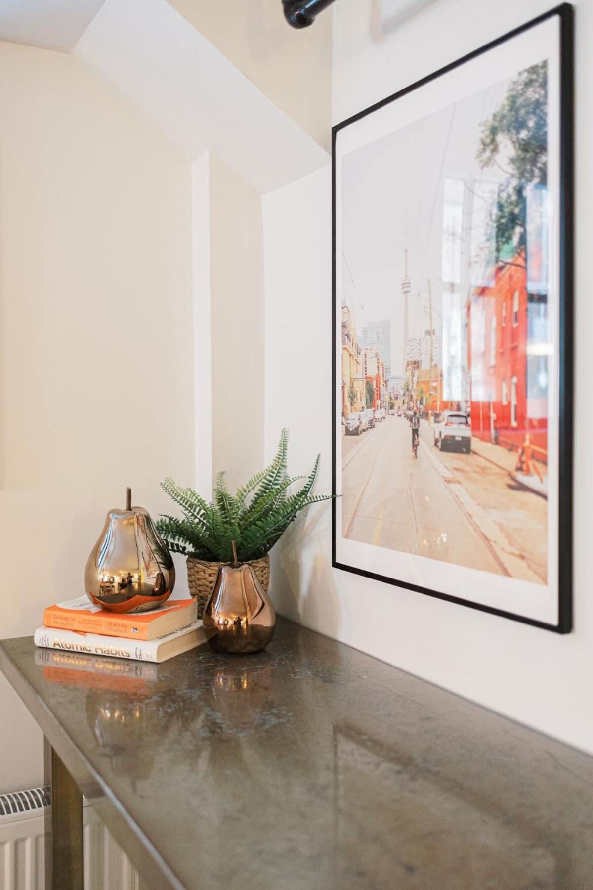 Apartment Oasis In Toronto's Heart + Parking! *