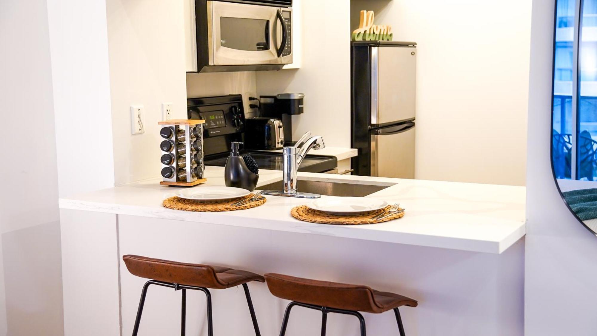 Spacious In The Heart Of Downtown * Toronto