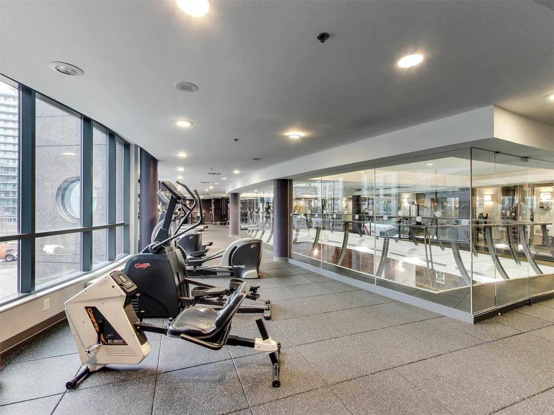 Spacious In The Heart Of Downtown * Toronto
