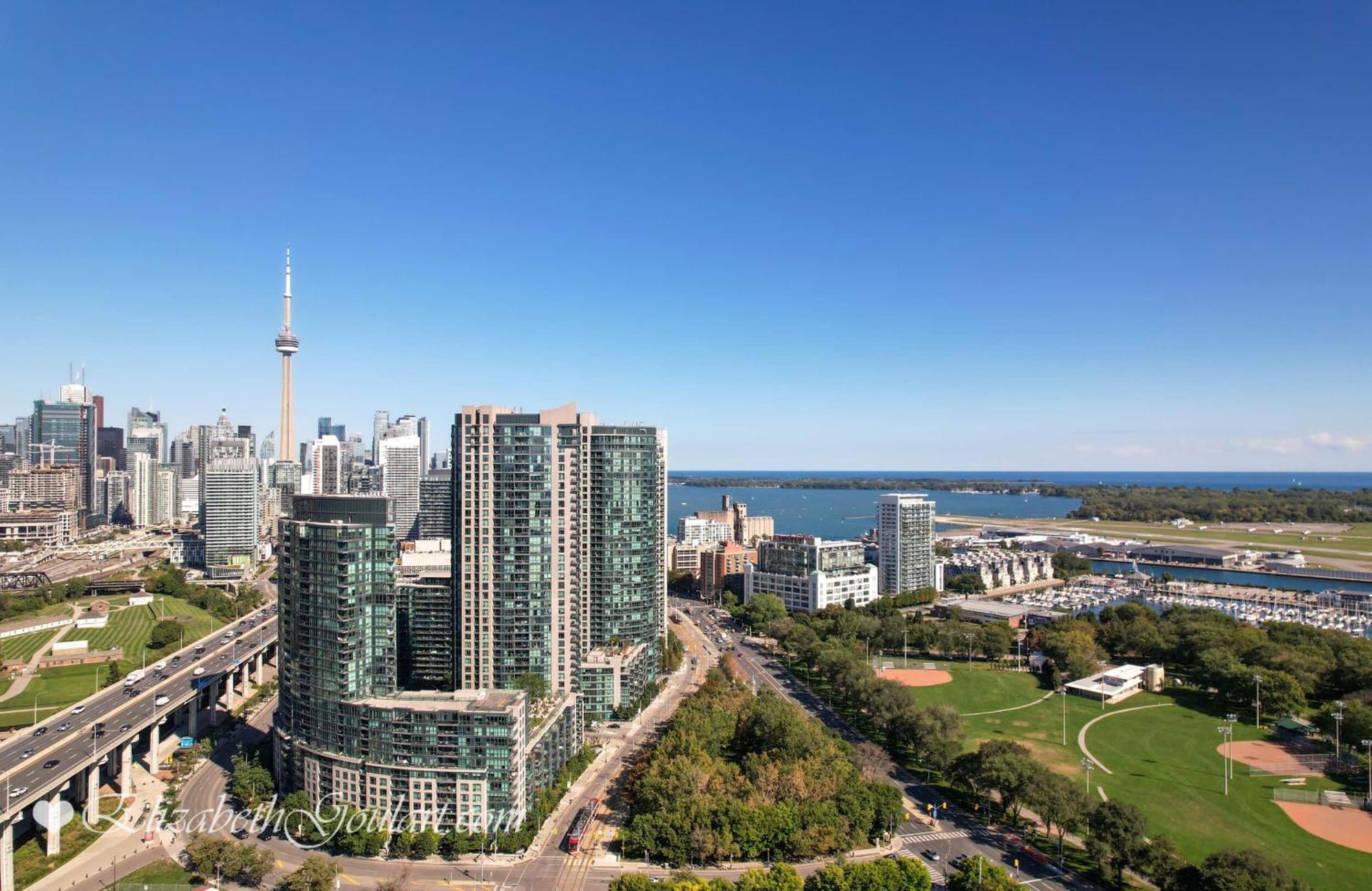 Spacious In The Heart Of Downtown Apartment