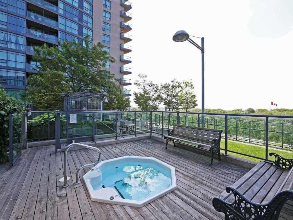 Apartment Spacious In The Heart Of Downtown Toronto