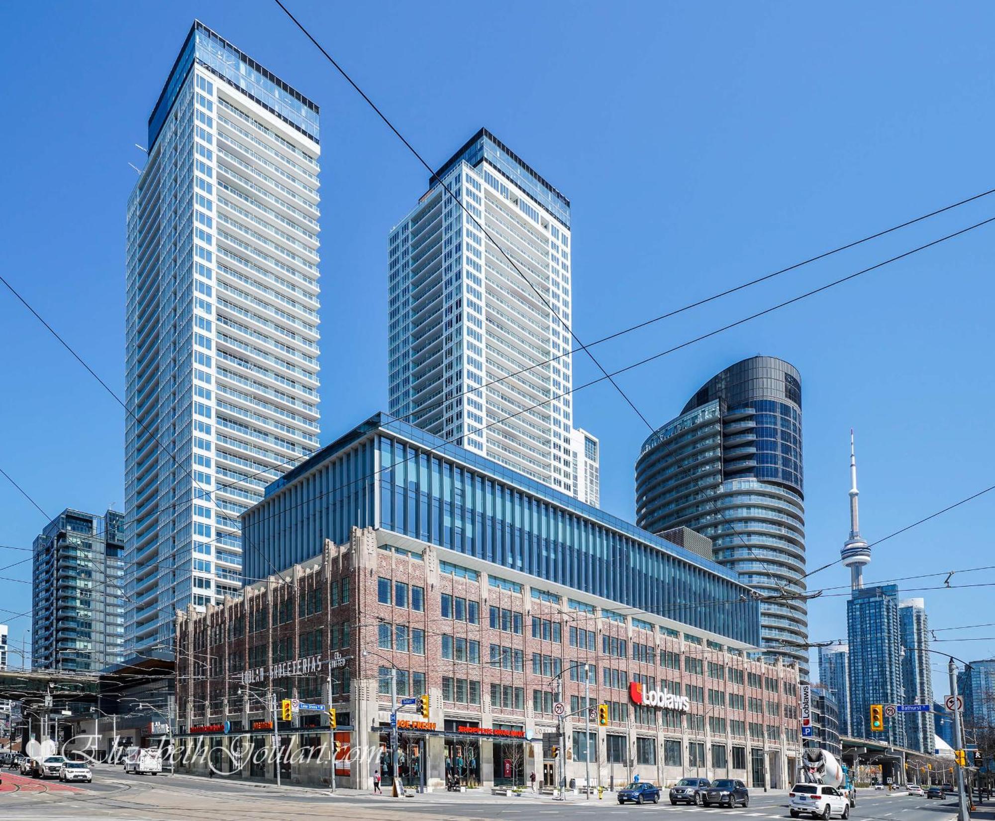 Spacious In The Heart Of Downtown * Toronto