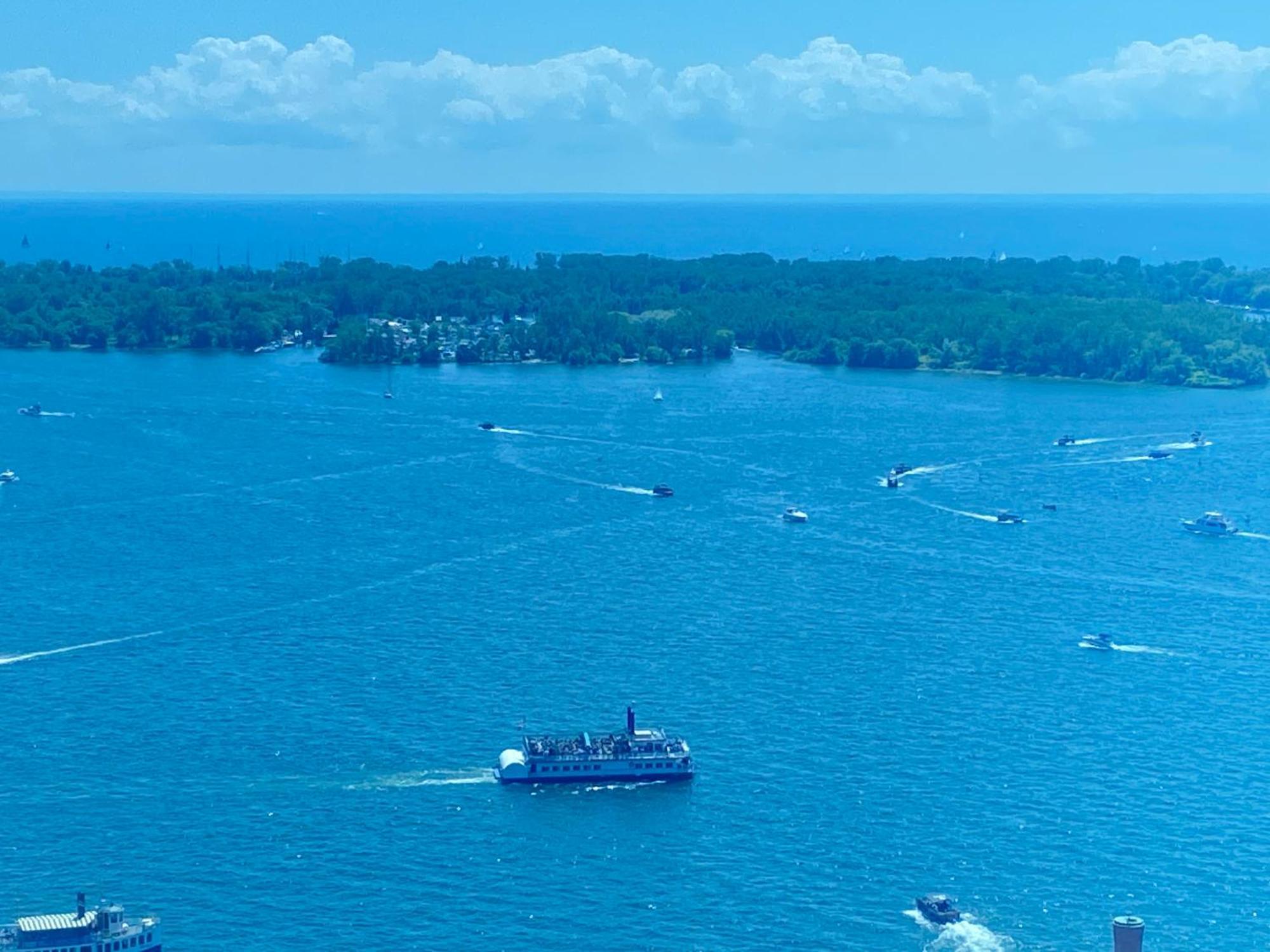 Million Dollar Lake-view - Harbourfront Spacious 2 Bedroom- 2 Bathroom Across The Lake With Stunning Lake View With Free Parking! * Toronto