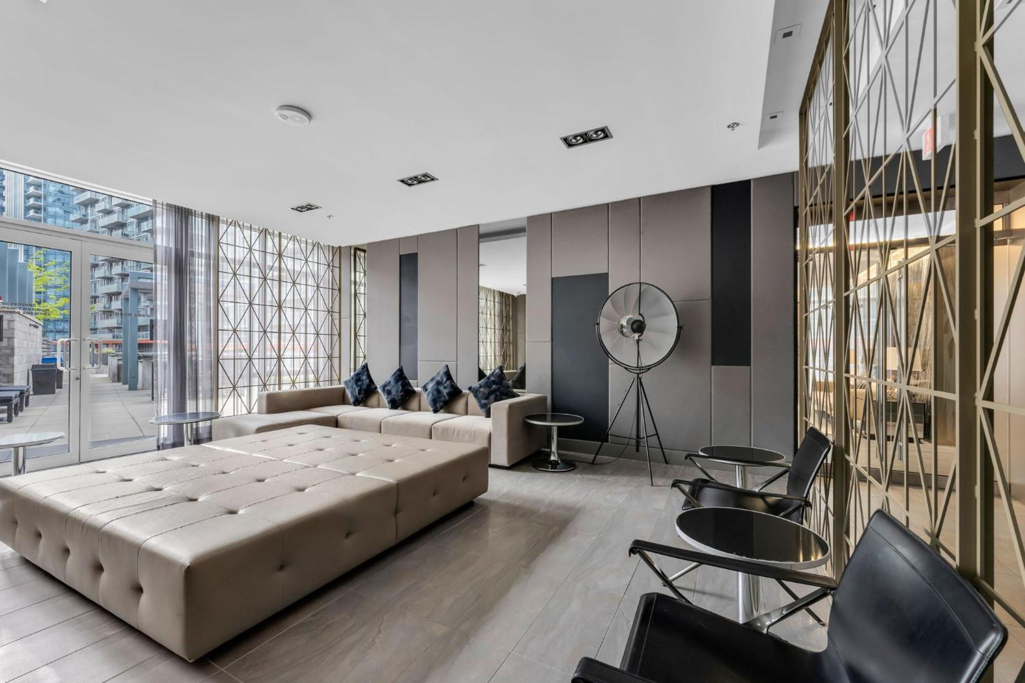 Deluxe 1br With Bird's Eye Cn Tower Views Apartment