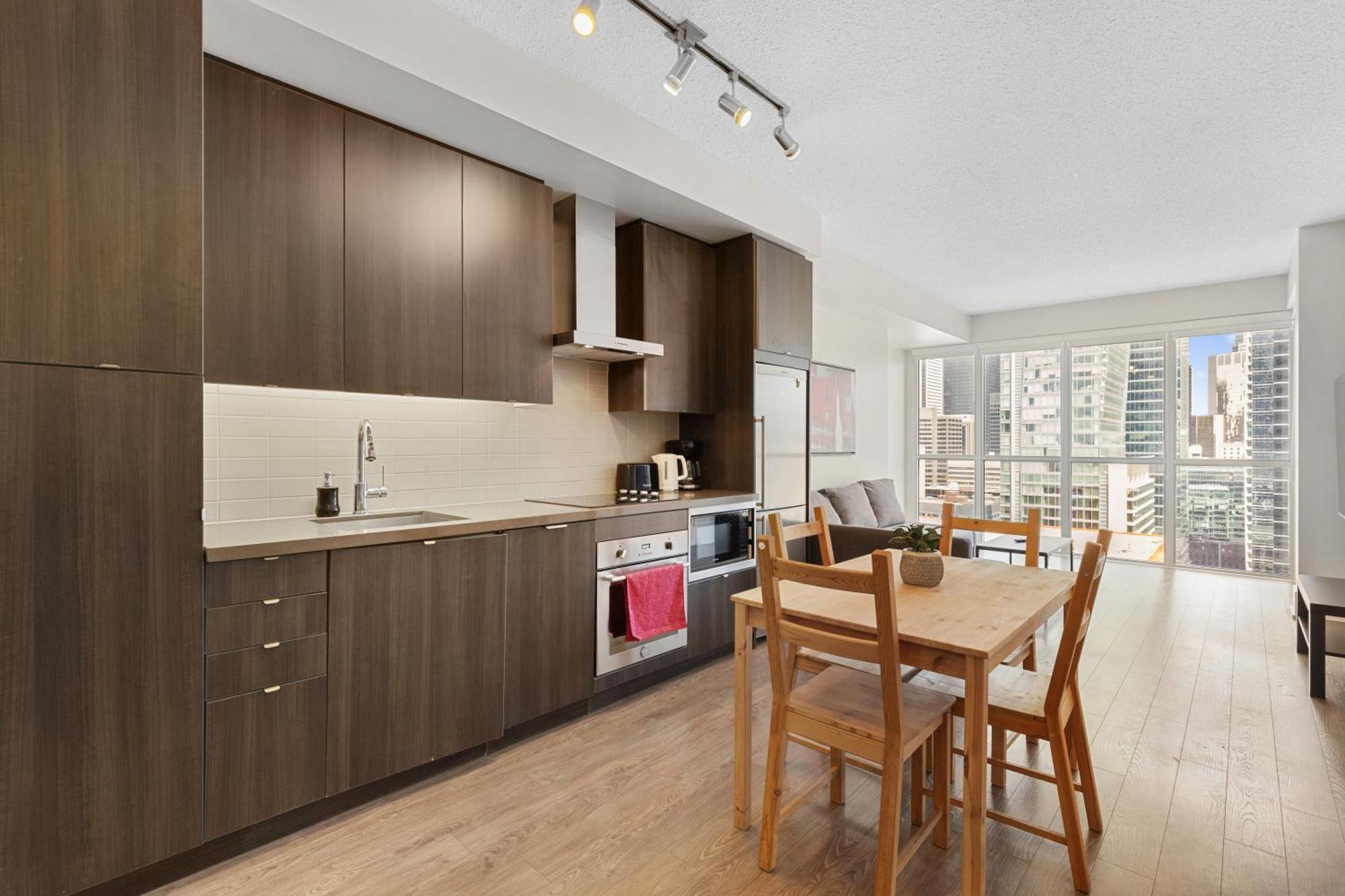 2bedroom Cn Tower And Water Views - Free Parking - Rooftop Pool *