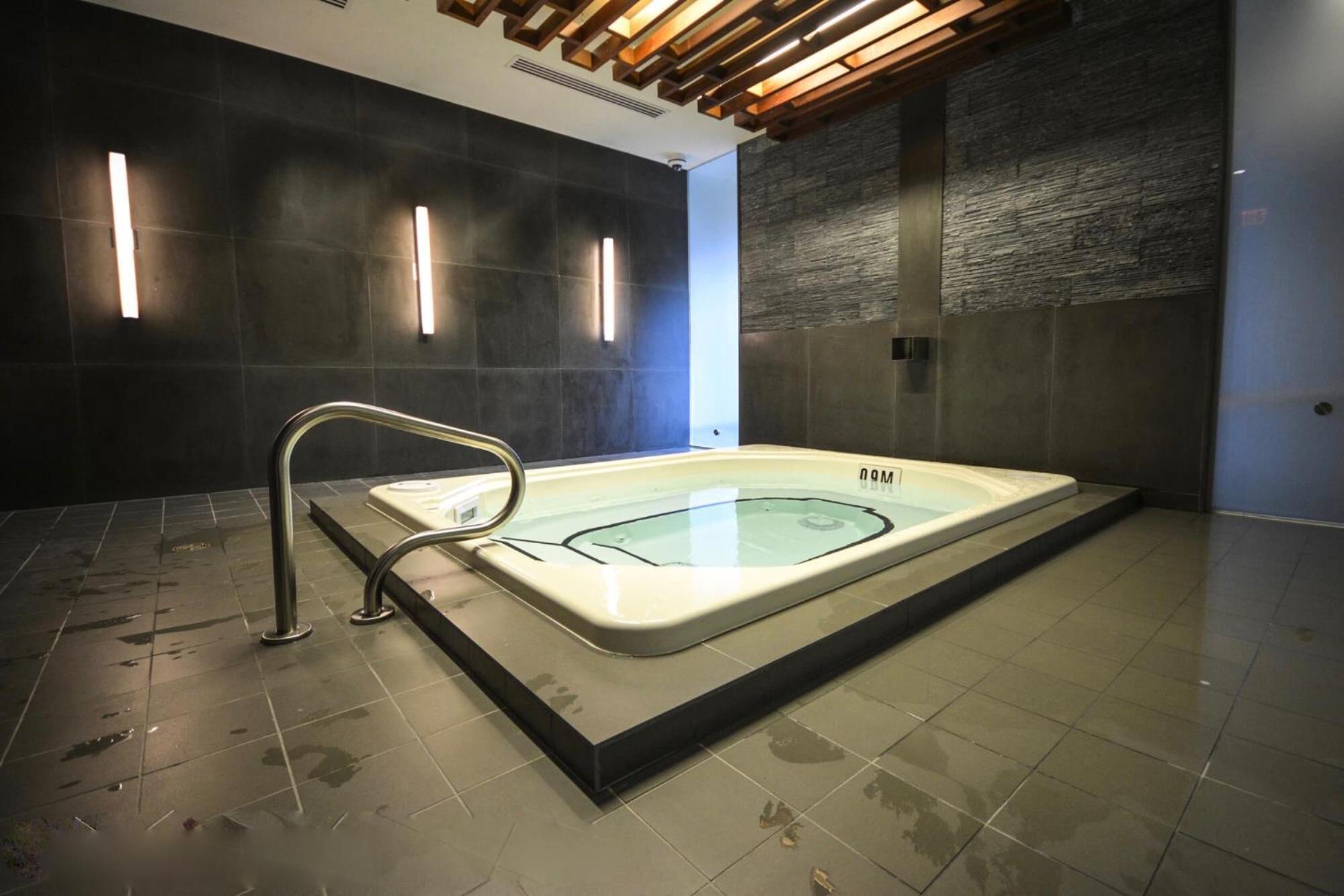 2bedroom Cn Tower And Water Views - Free Parking - Rooftop Pool