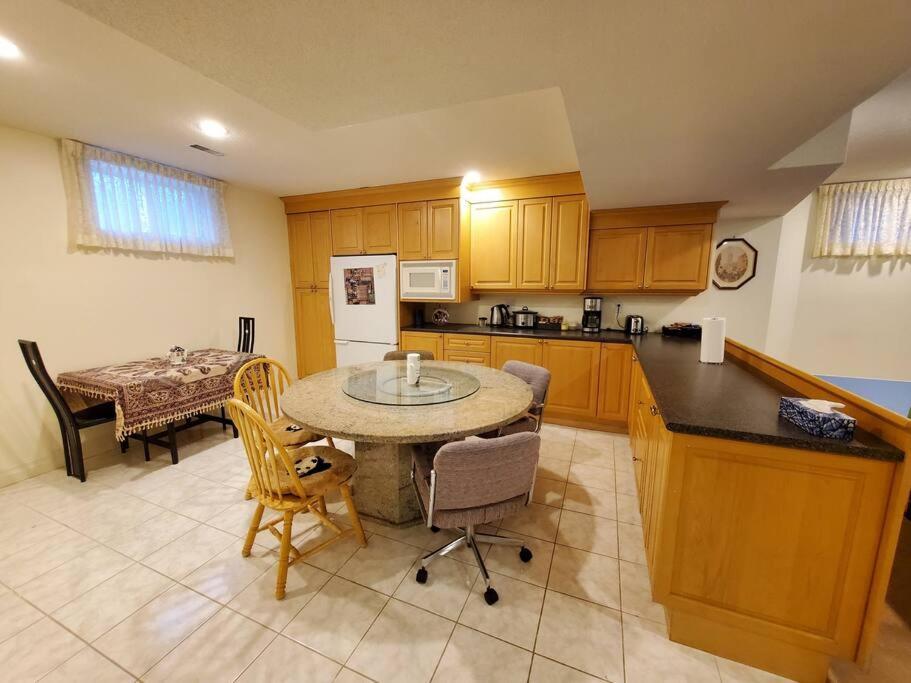 Quiet And Spacious 2 Bedroom Private Unit Apartment