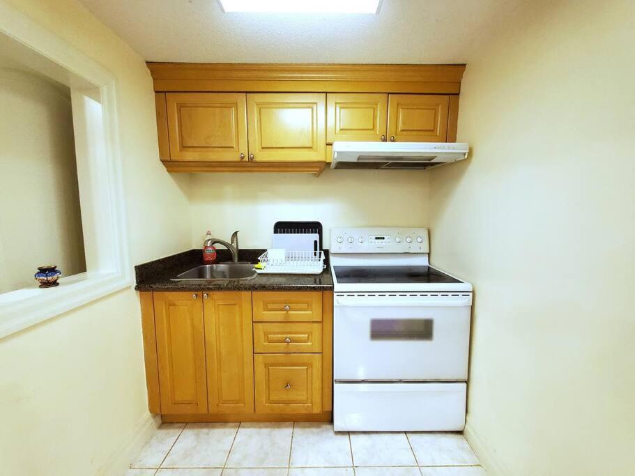 Quiet And Spacious 2 Bedroom Private Unit Apartment Toronto