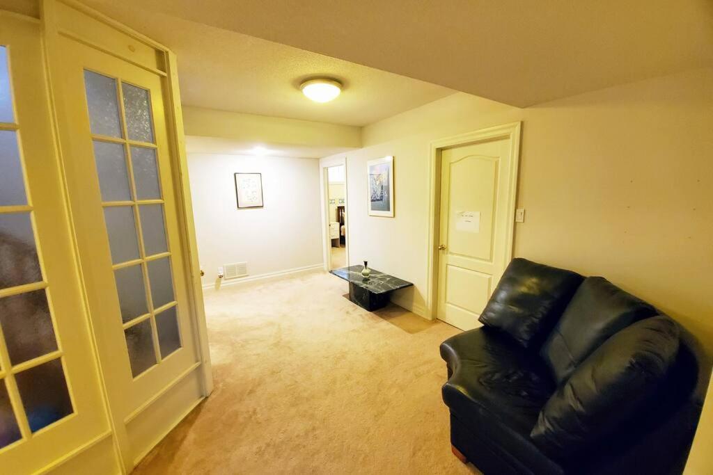Quiet And Spacious 2 Bedroom Private Unit Toronto