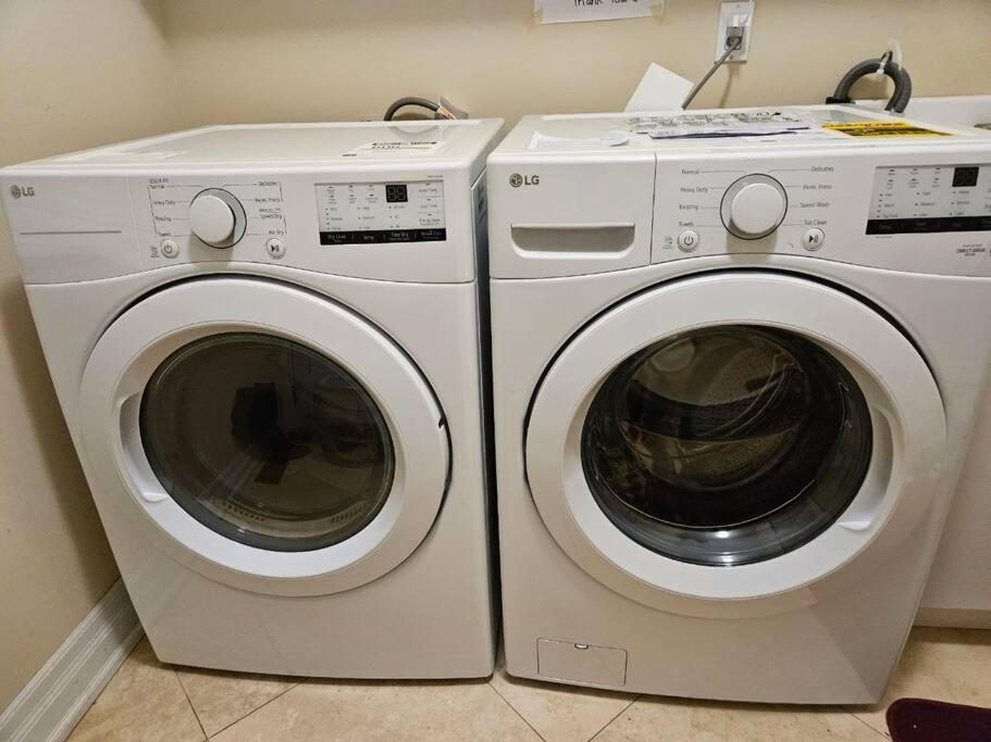 Quiet And Spacious 2 Bedroom Private Unit * Toronto