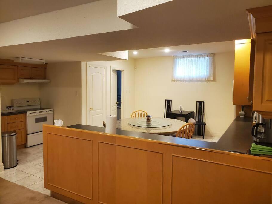 Quiet And Spacious 2 Bedroom Private Unit Apartment Toronto