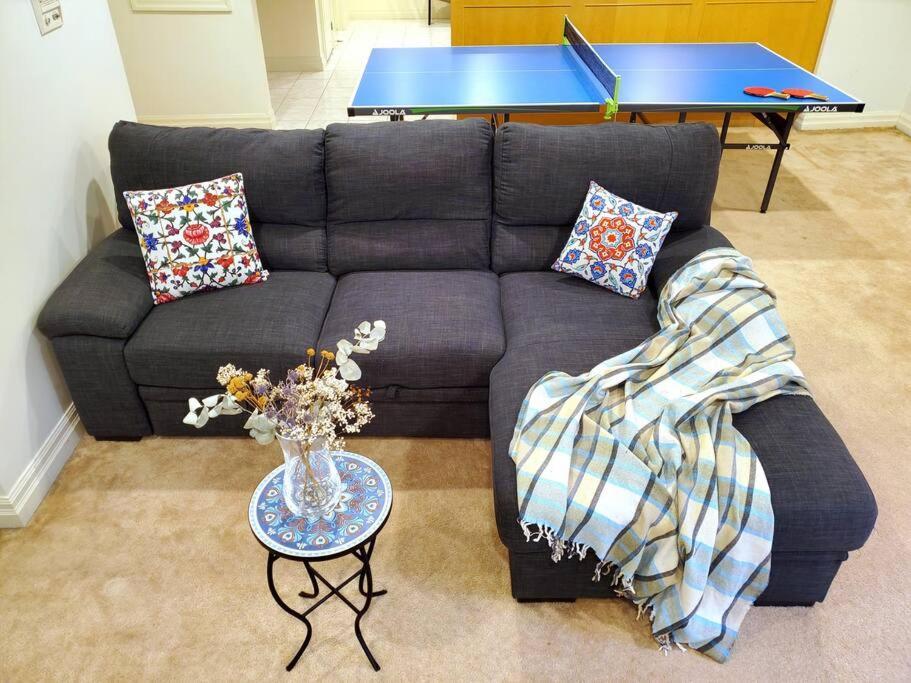 Quiet And Spacious 2 Bedroom Private Unit Toronto
